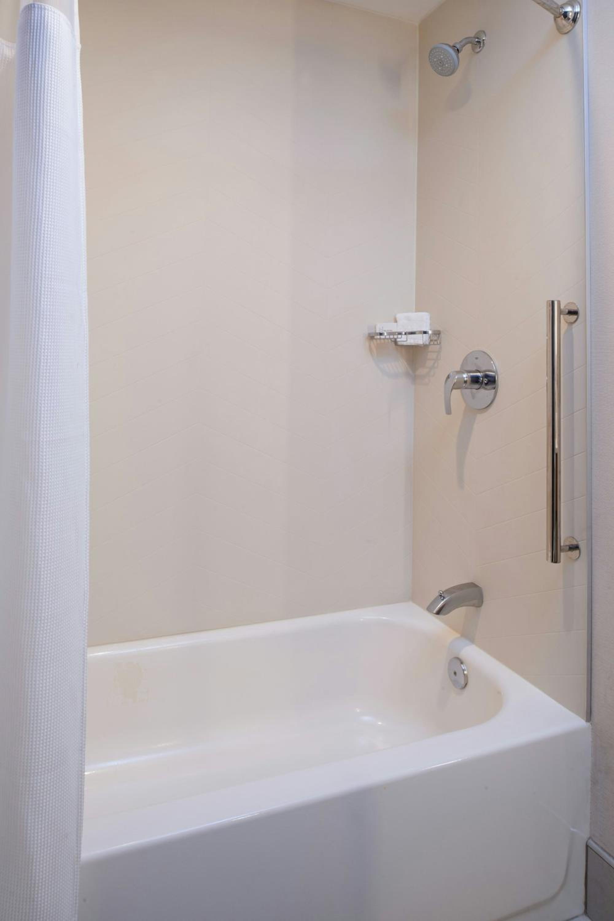 Queen Room with Two Queen Beds and Adapted Tub - Mobility and Hearing Accessible photo 3