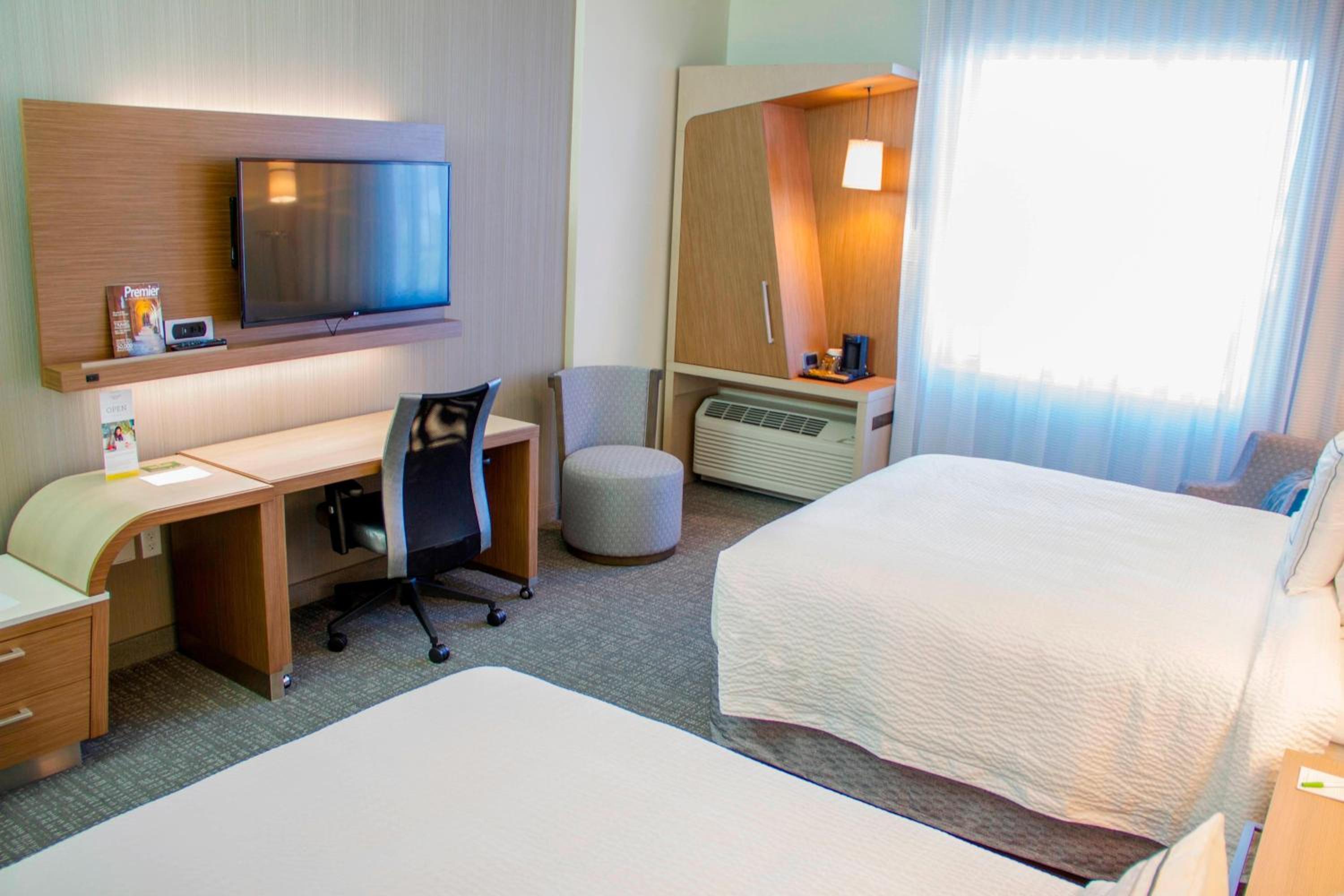 Standard Queen Room - Hearing Accessible photo 1