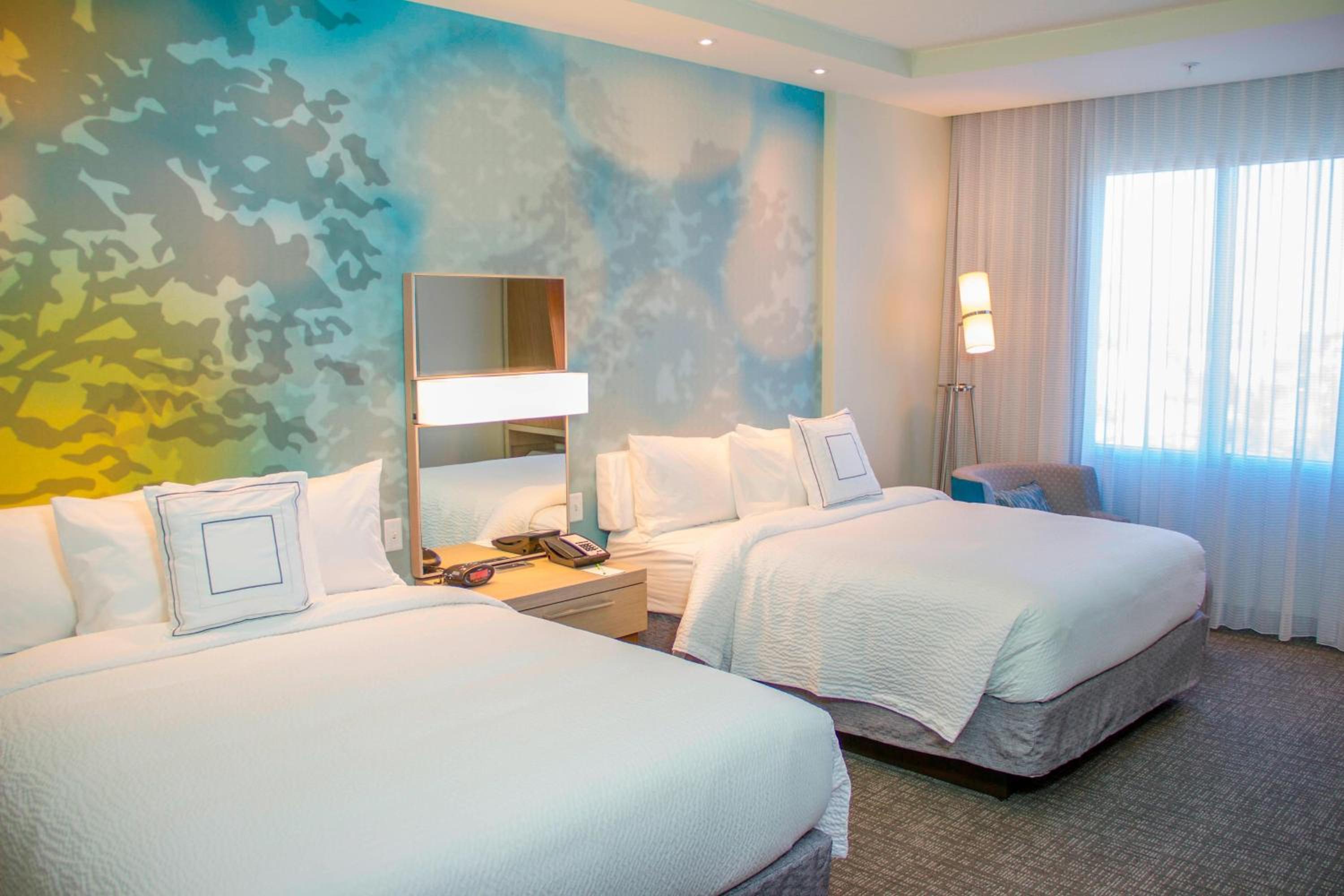 Queen Room with Partial View - Mobility Accessible with Tub photo 1