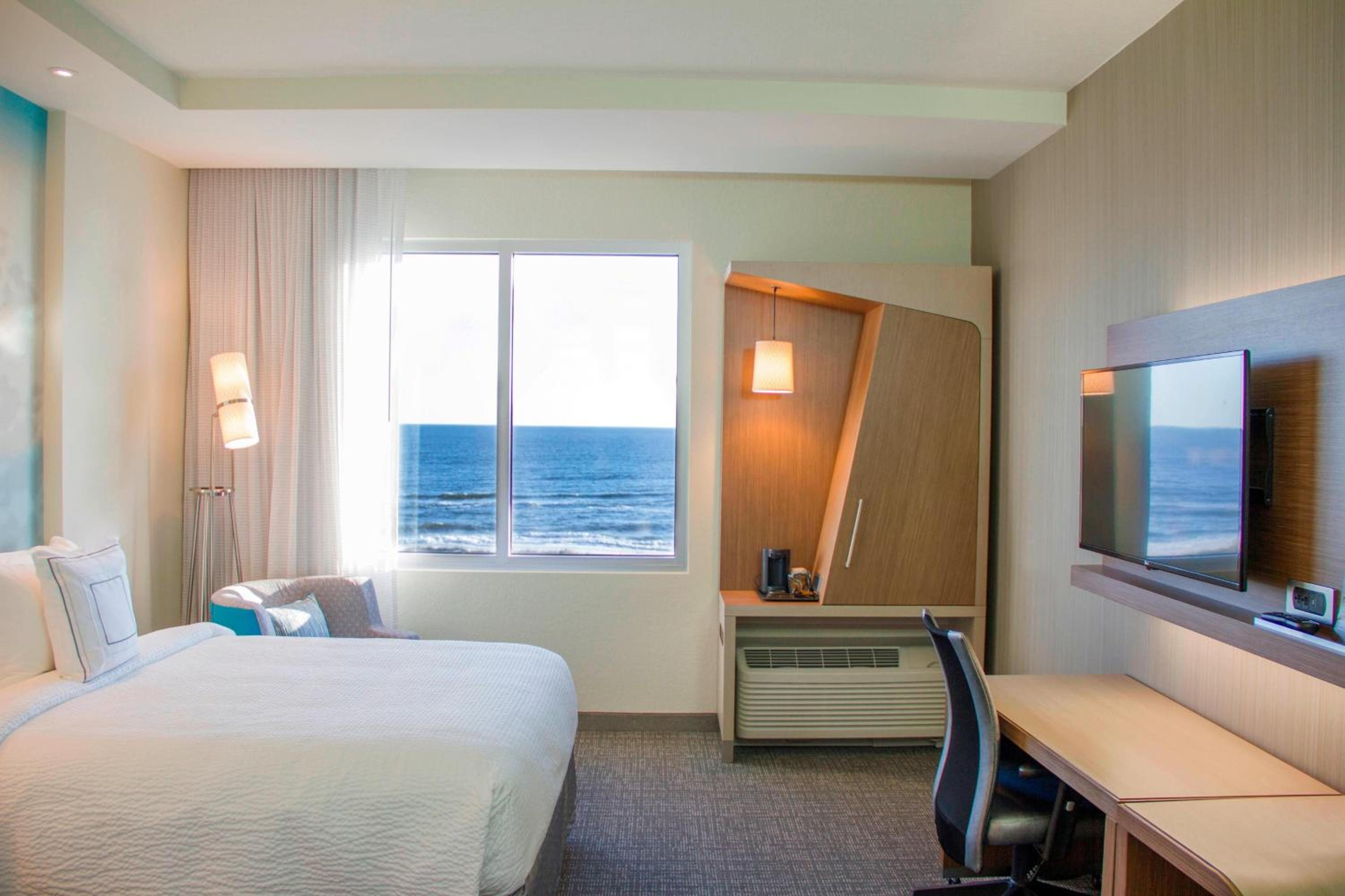 Queen Room with Ocean View - Hearing Accessible photo 2