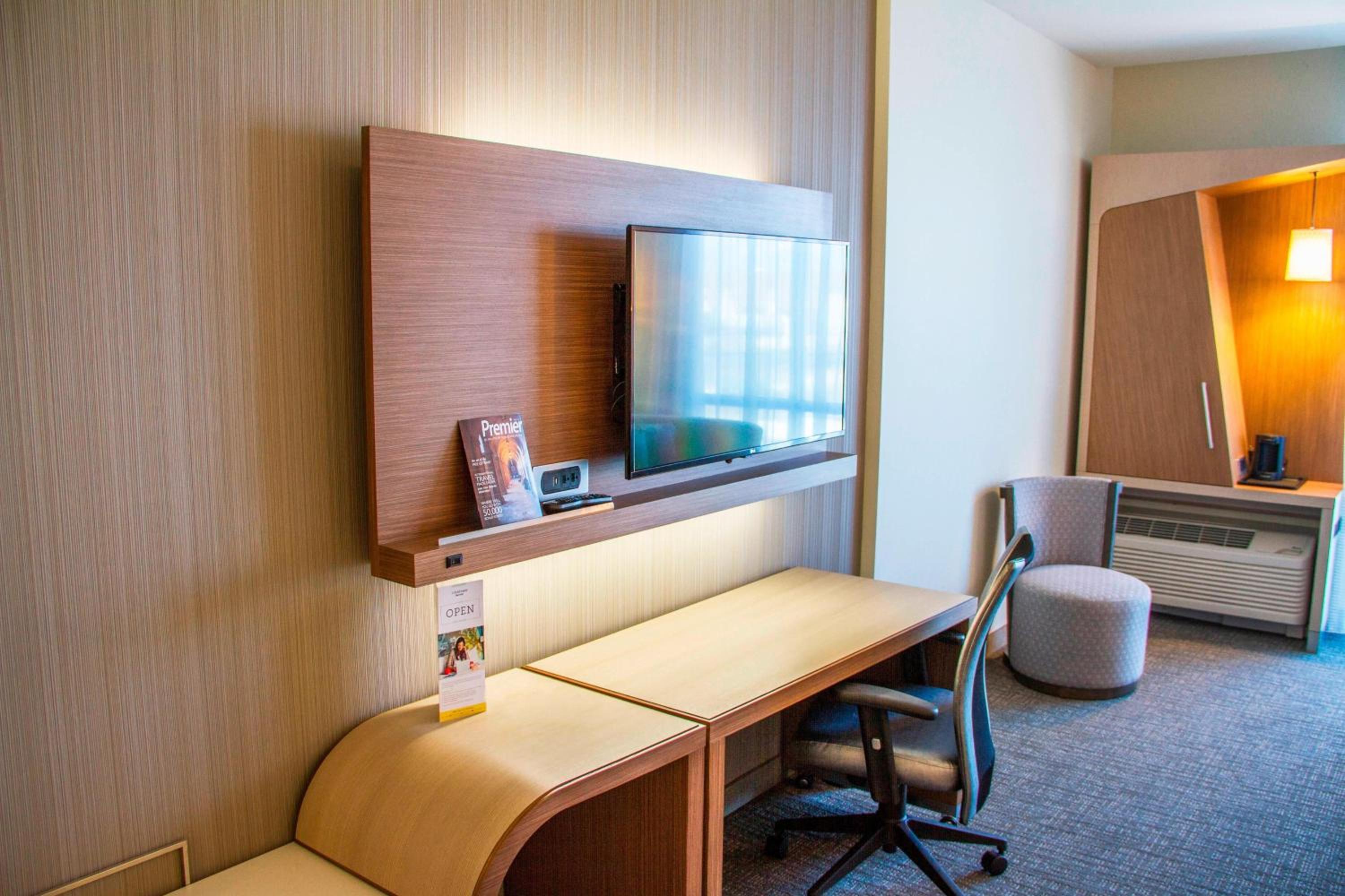 Standard Queen Room - Hearing Accessible photo 3