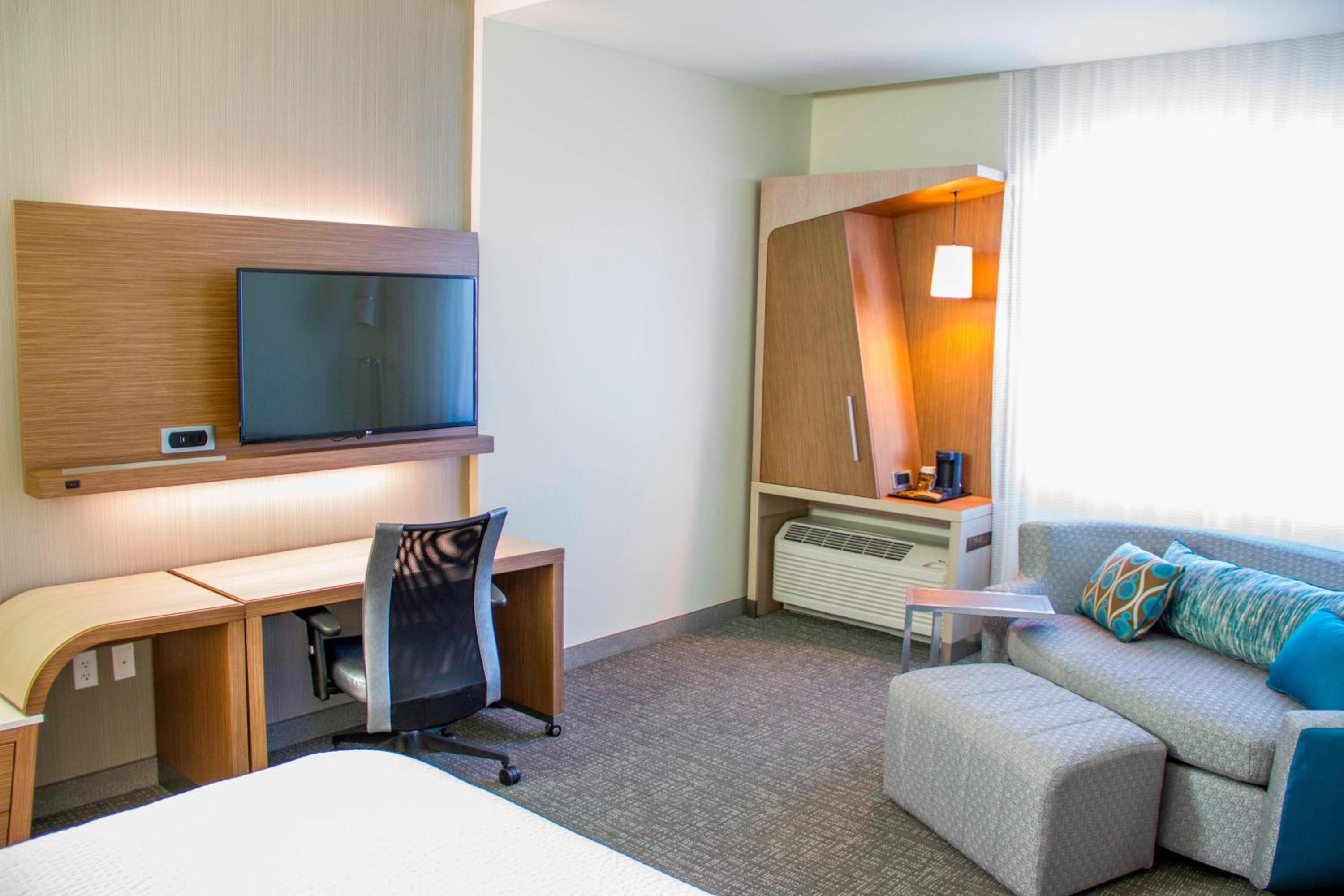 Standard King Room - Hearing Accessible photo 3