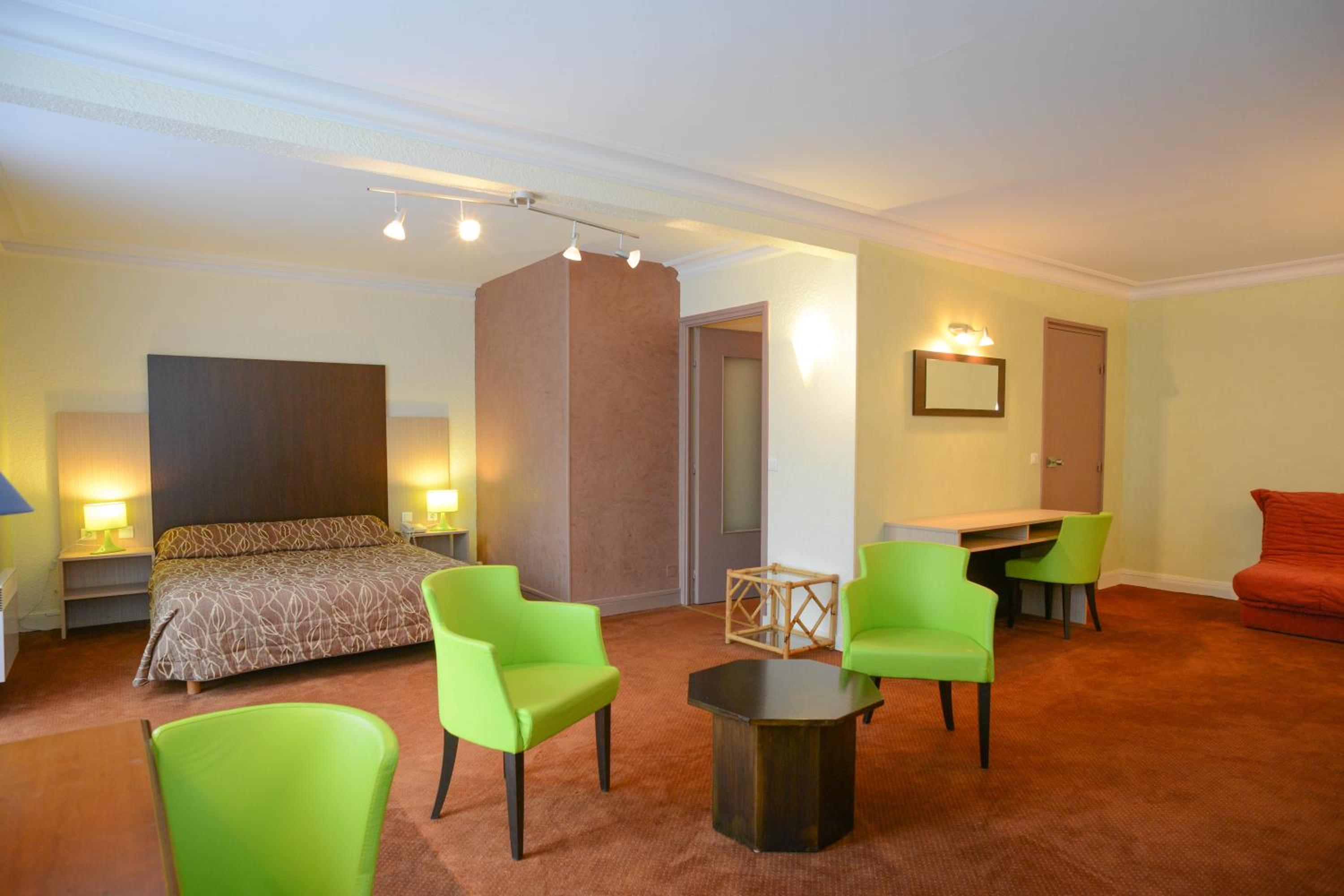 Suite - Photo 1