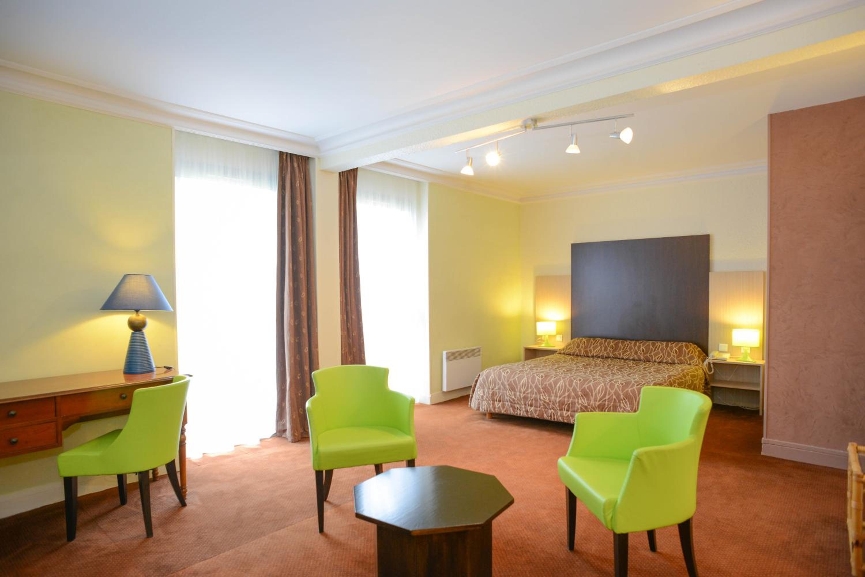 Suite - Photo 3