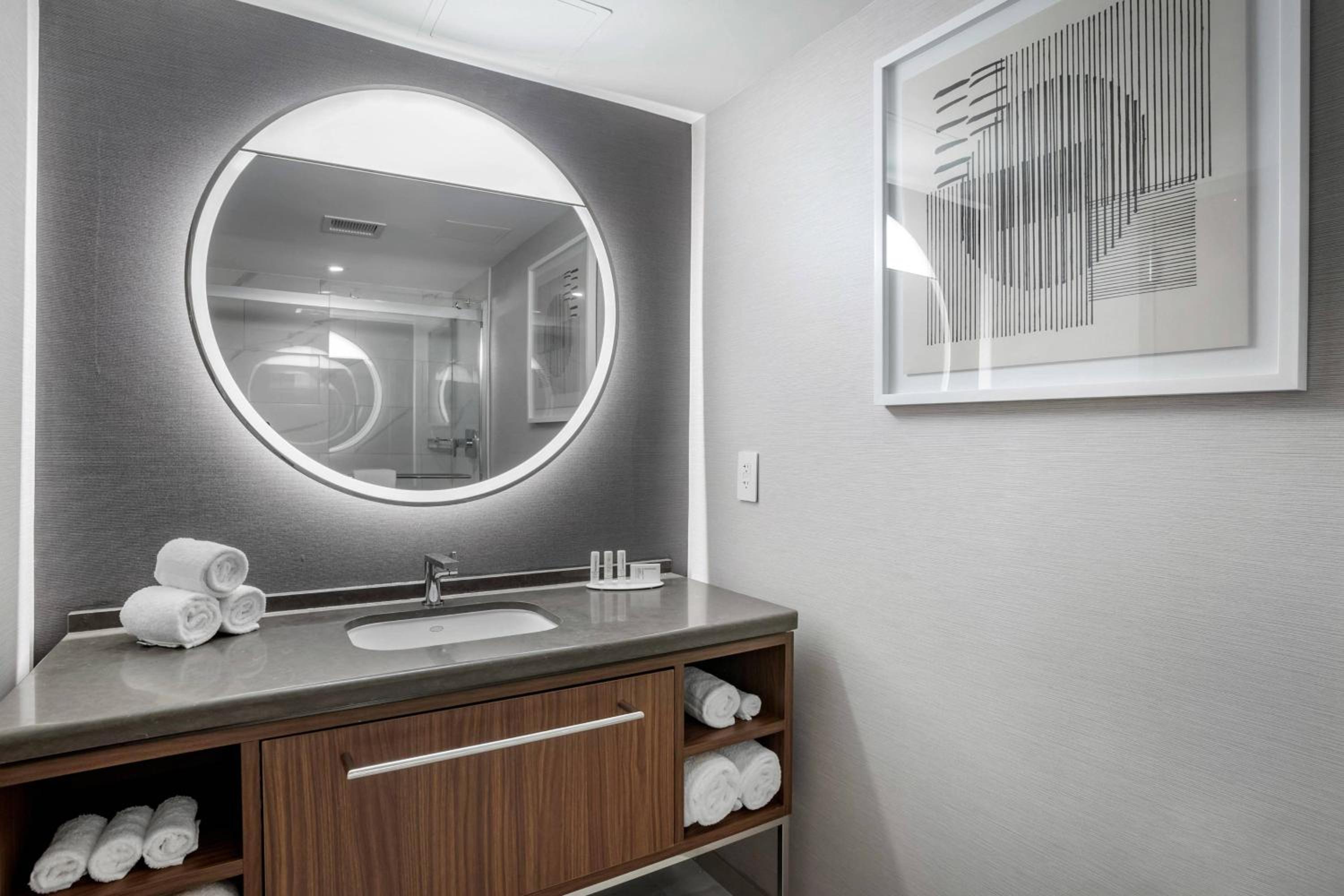 King Room - High Floor/Mobility Accessible with Tub photo 2