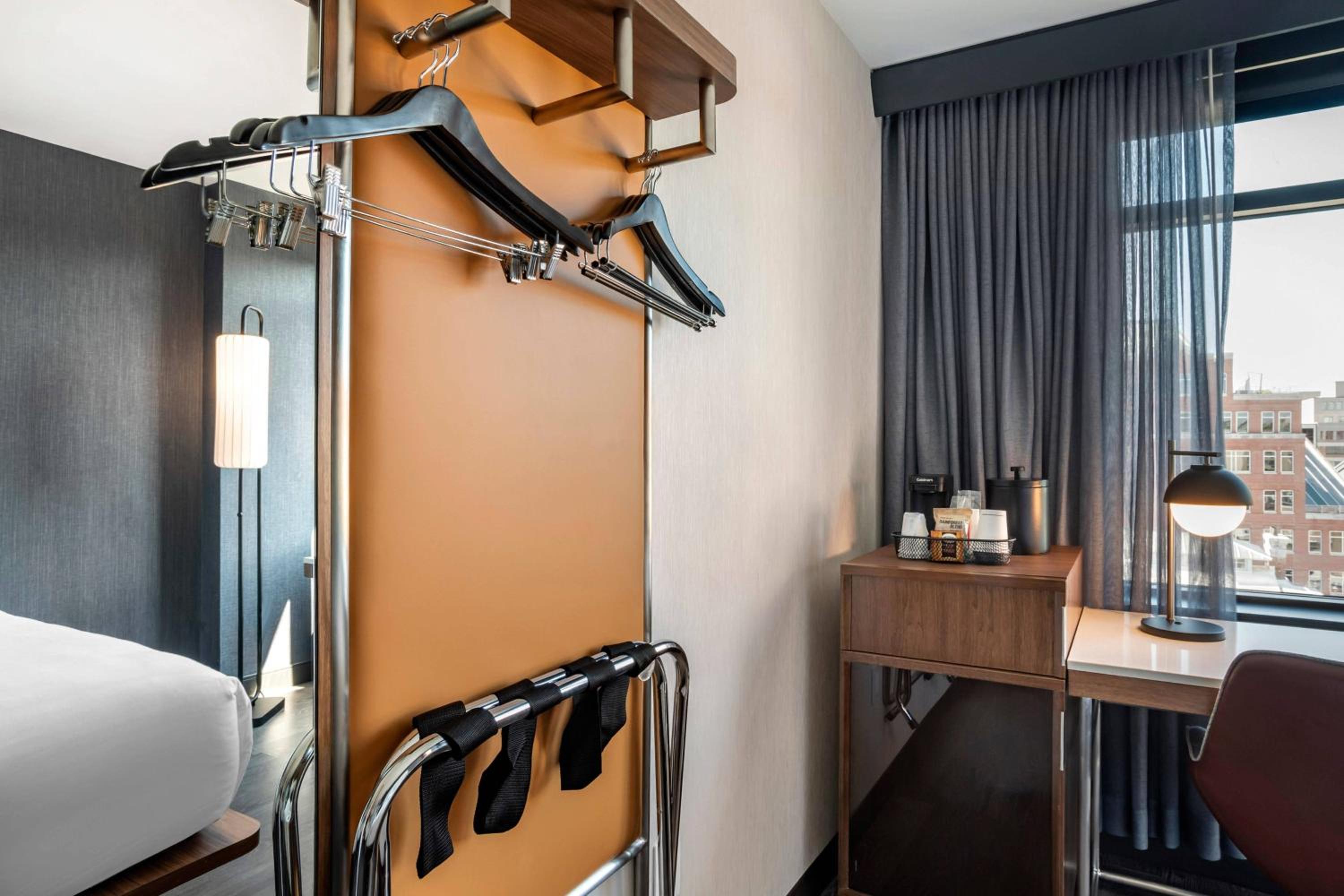 King Room - High Floor/Mobility Accessible with Tub photo 3