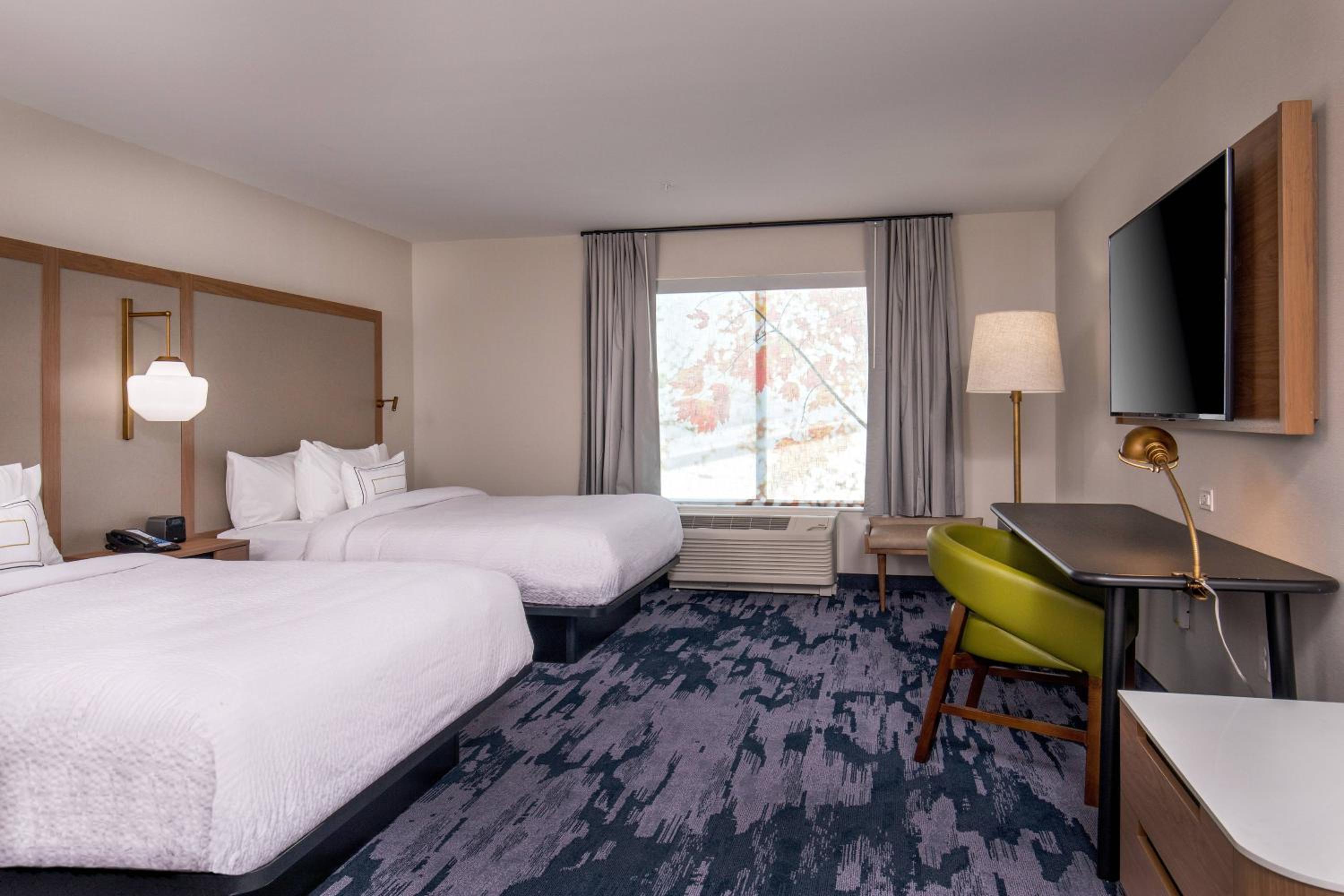 Queen Room with Two Queen Beds and Adapted Tub - Mobility Accessible