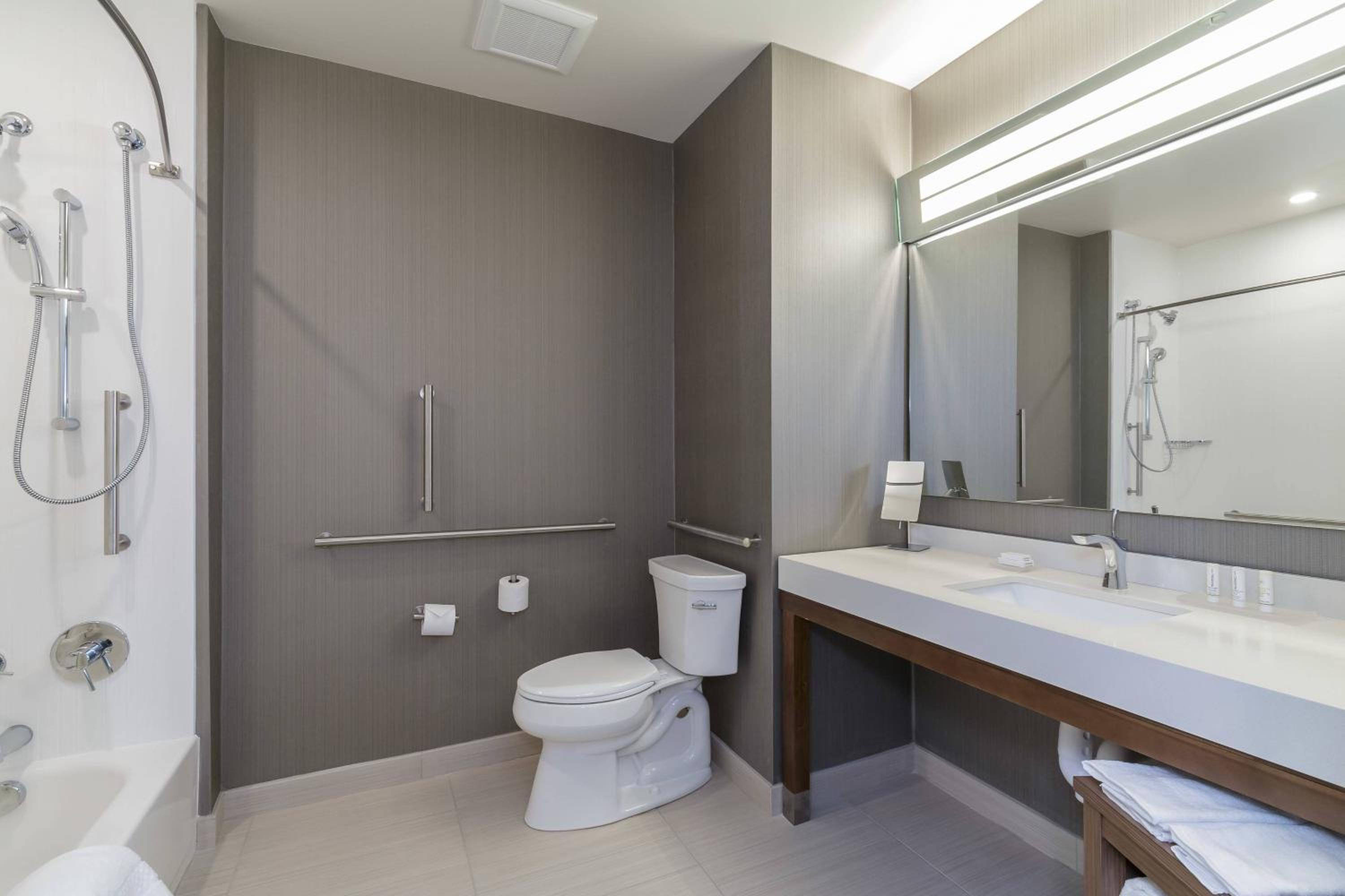 Queen Room with Two Queen Beds and City View - Mobility Accessible/Tub