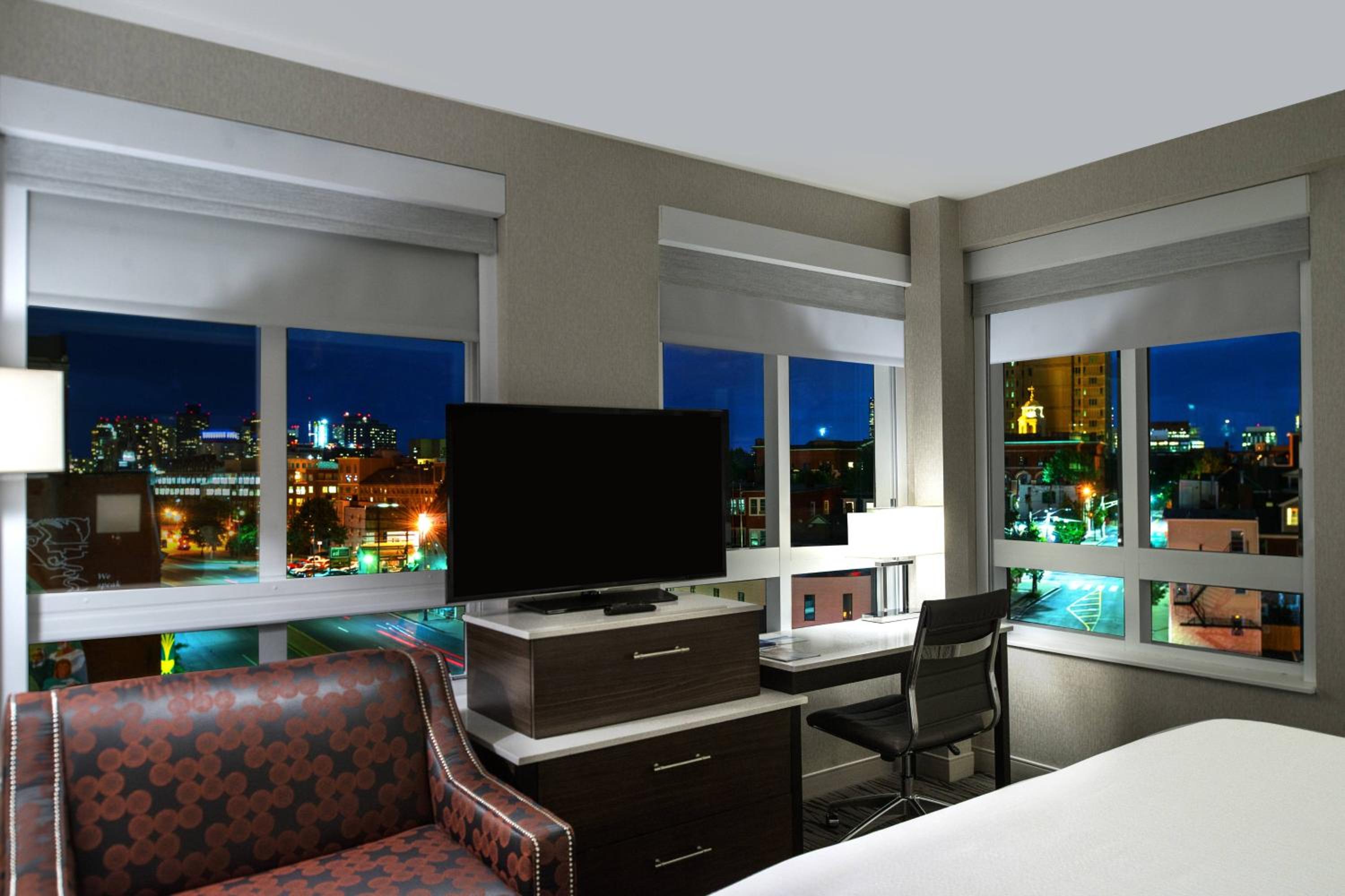 Studio with King Bed and Skyline View photo 1