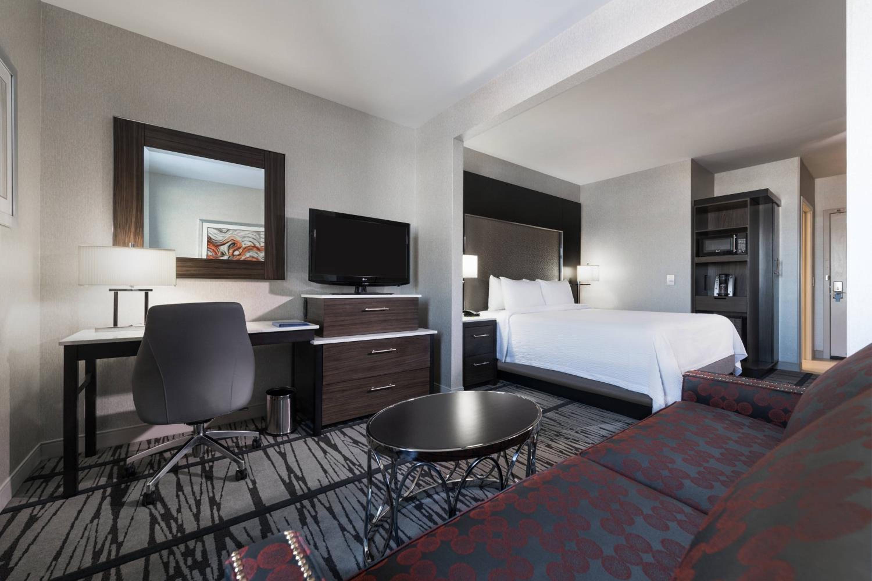 King Suite with Sitting Area and Sofa Bed - Hearing Accessible photo 3