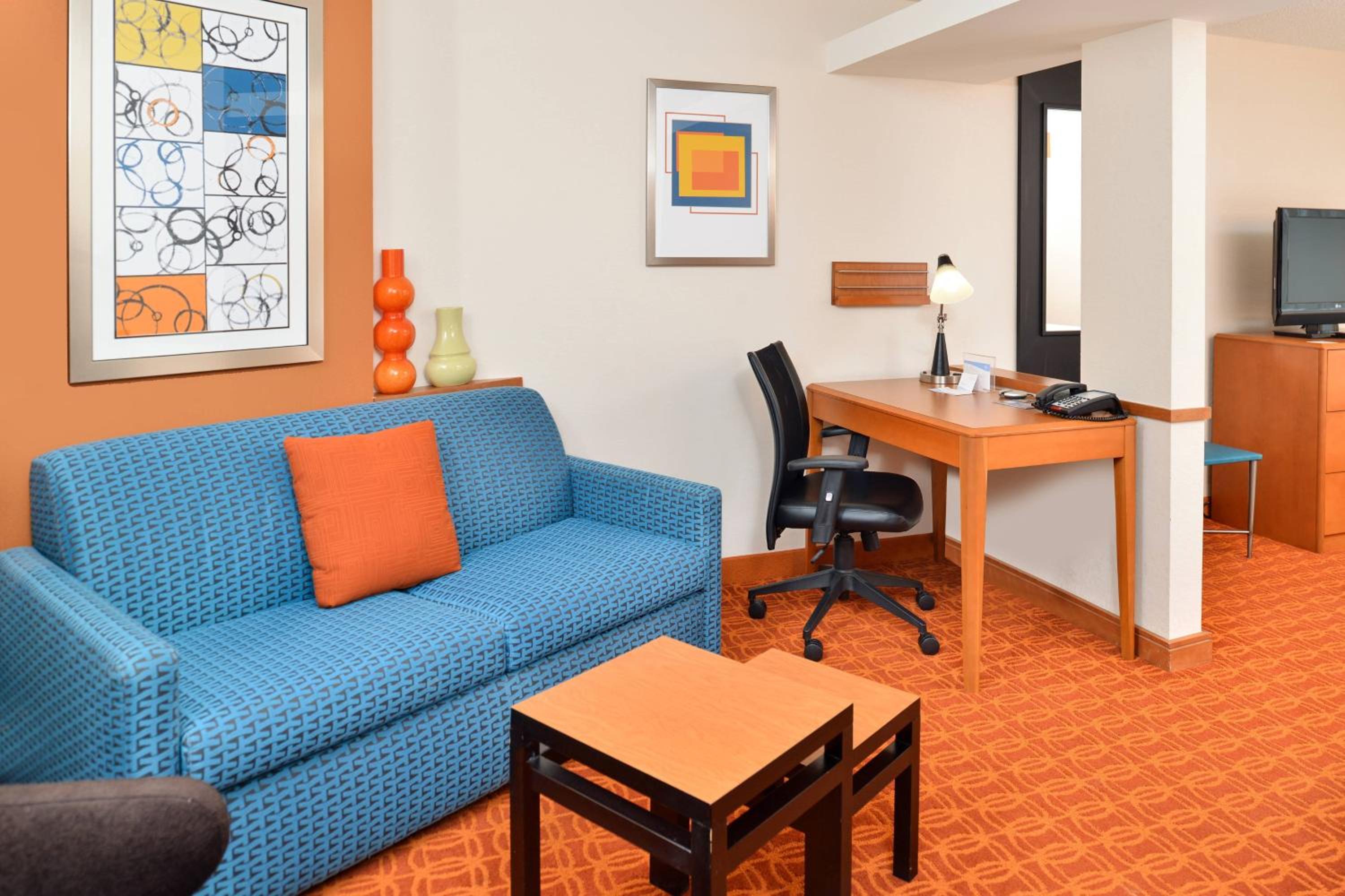 King Suite with Bathtub and Sofa Bed - Mobility Access/Hearing Accessible - Photo 3