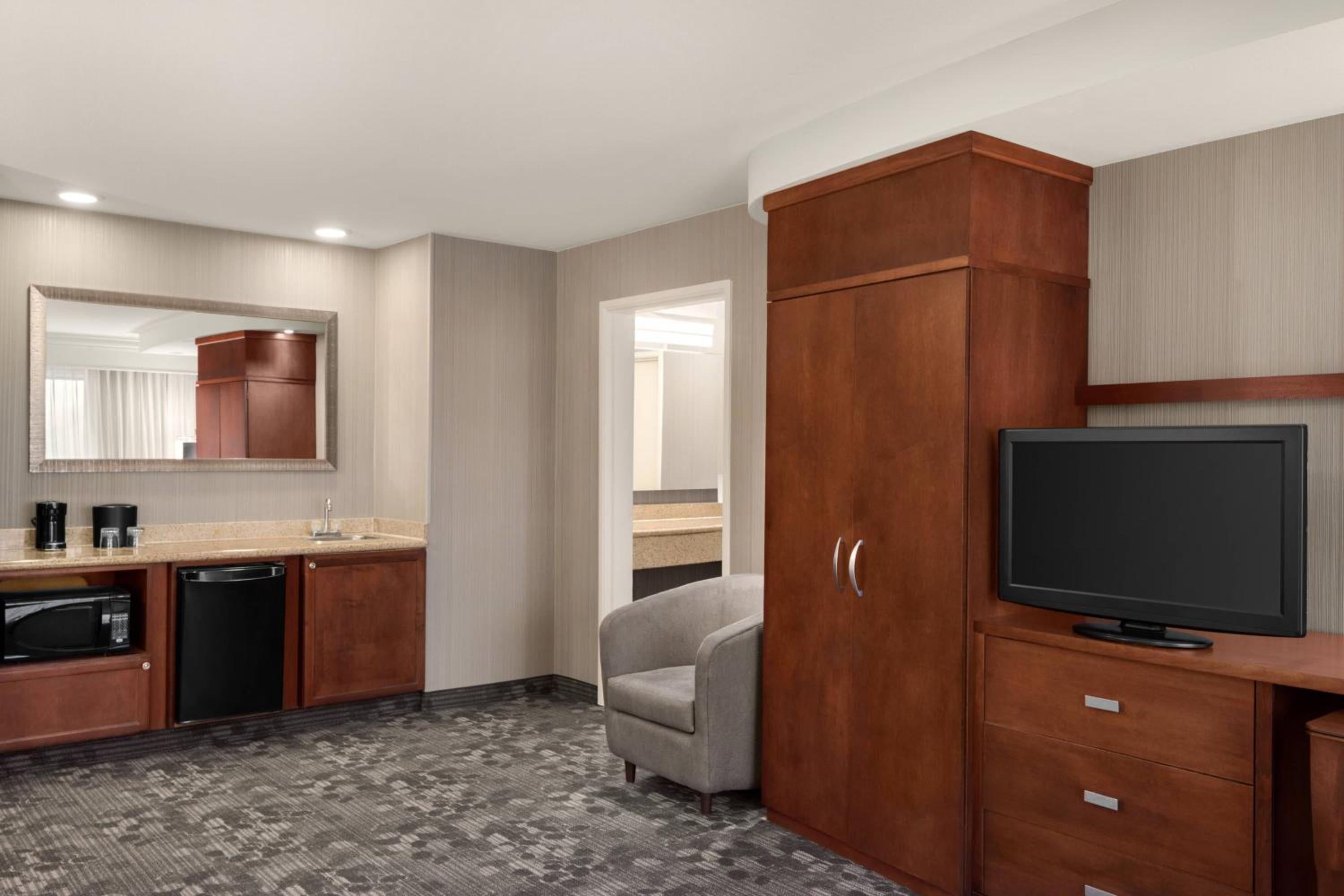 King Suite with Balcony and Sofa Bed - Photo 5