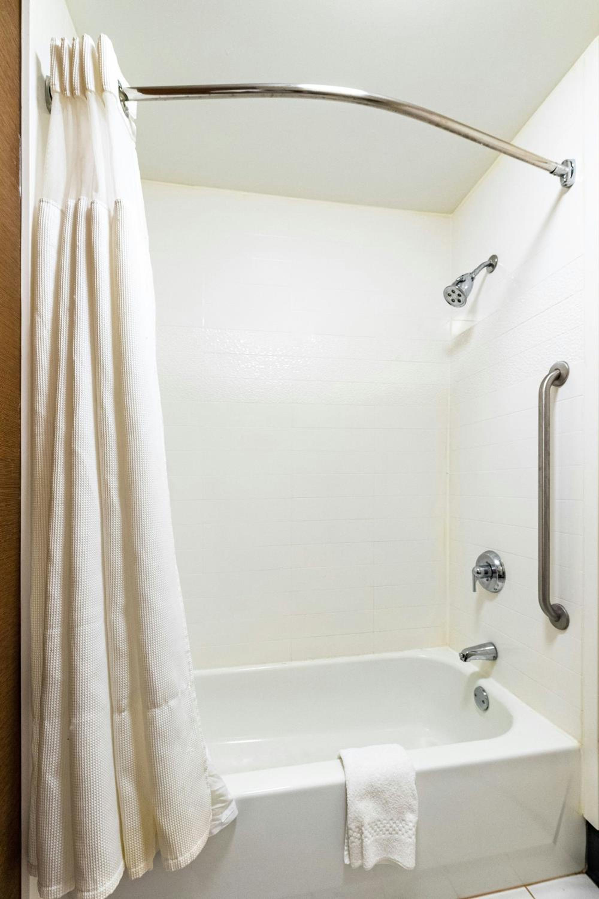 Queen Room with Two Queen Beds and Adapted Tub - Mobility and Hearing Accessible - Photo 5
