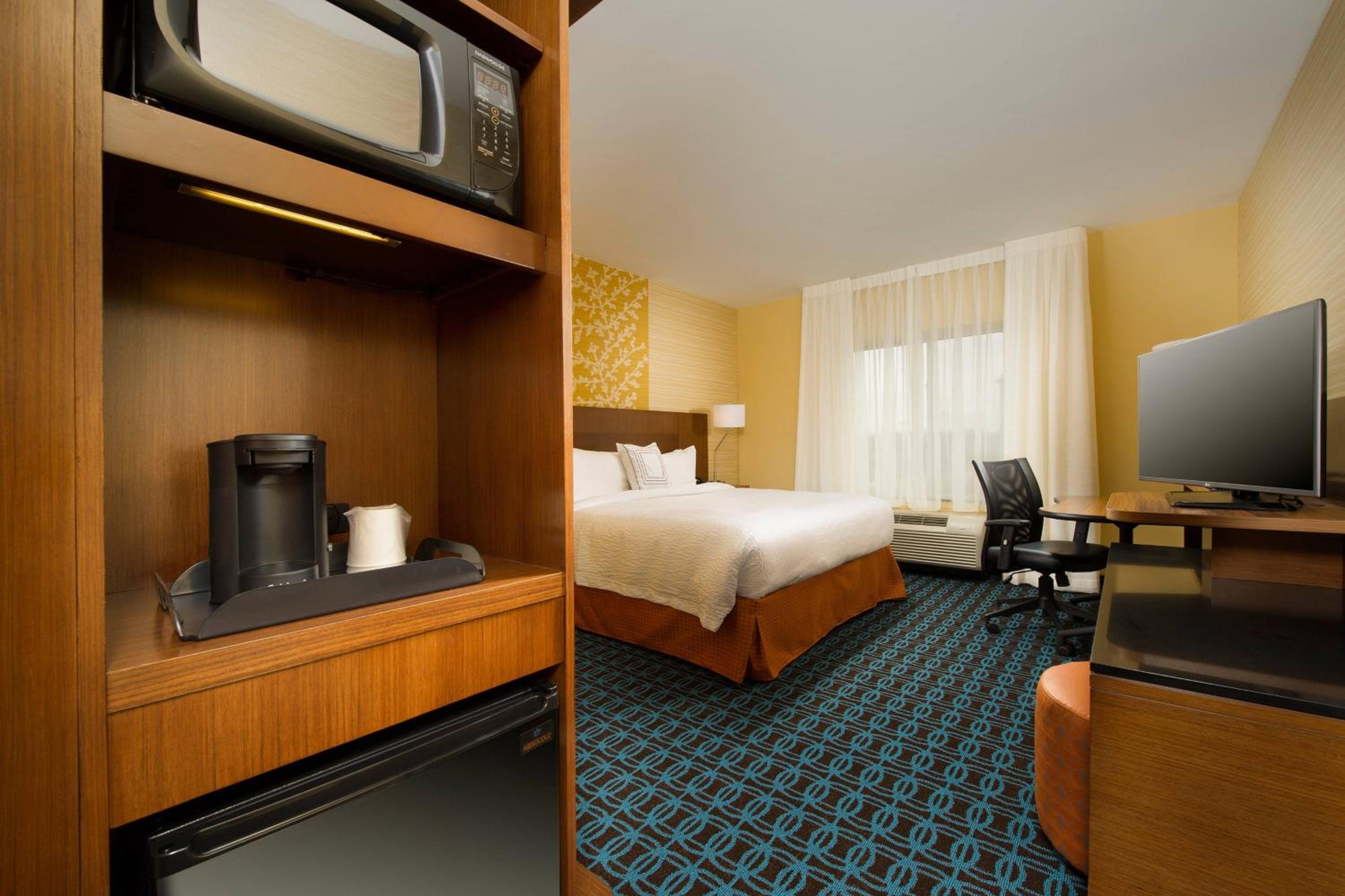 King Room with Bathtub - Mobility Access/Hearing Accessible photo 2