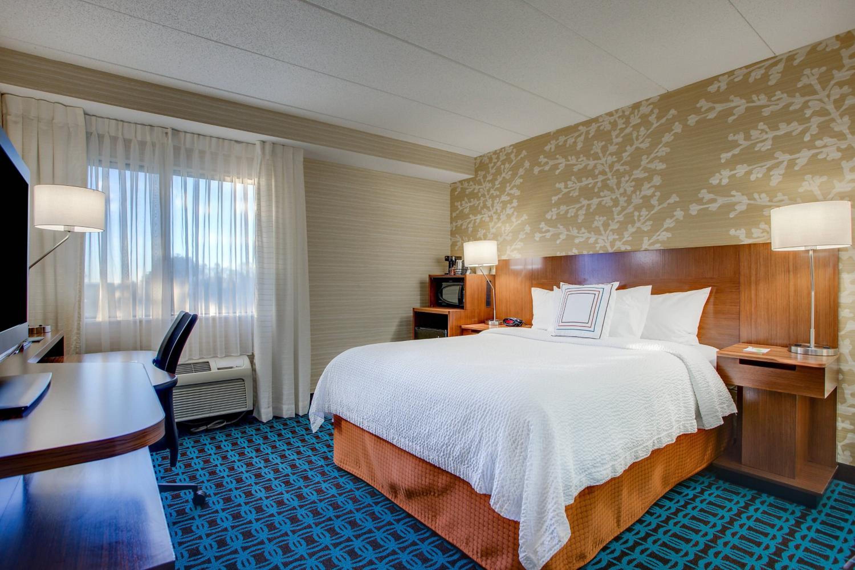 Queen Room with Bathtub - Mobility Access/Hearing Accessible - Photo 2