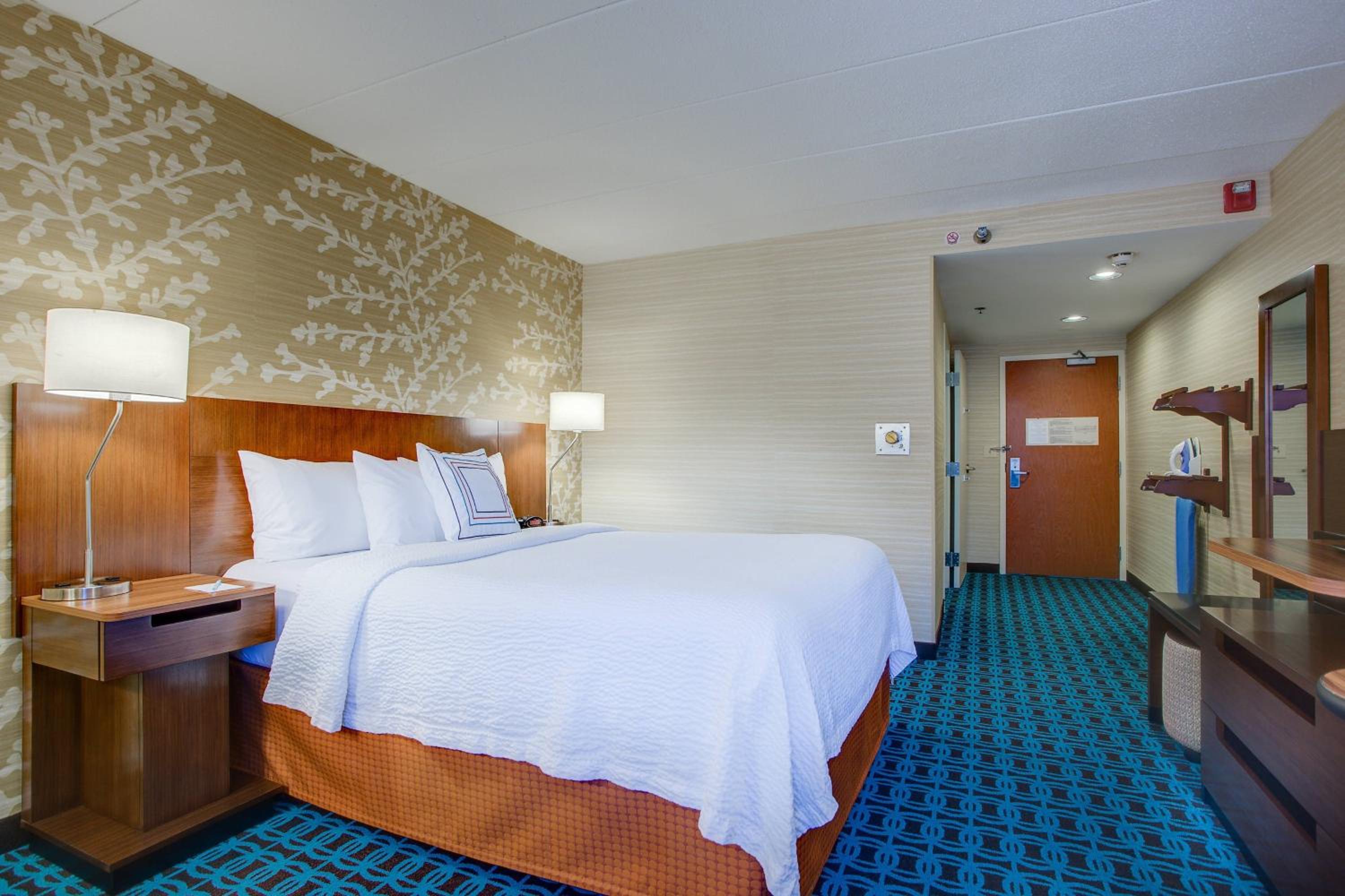King Room with Sofa Bed - Photo 4