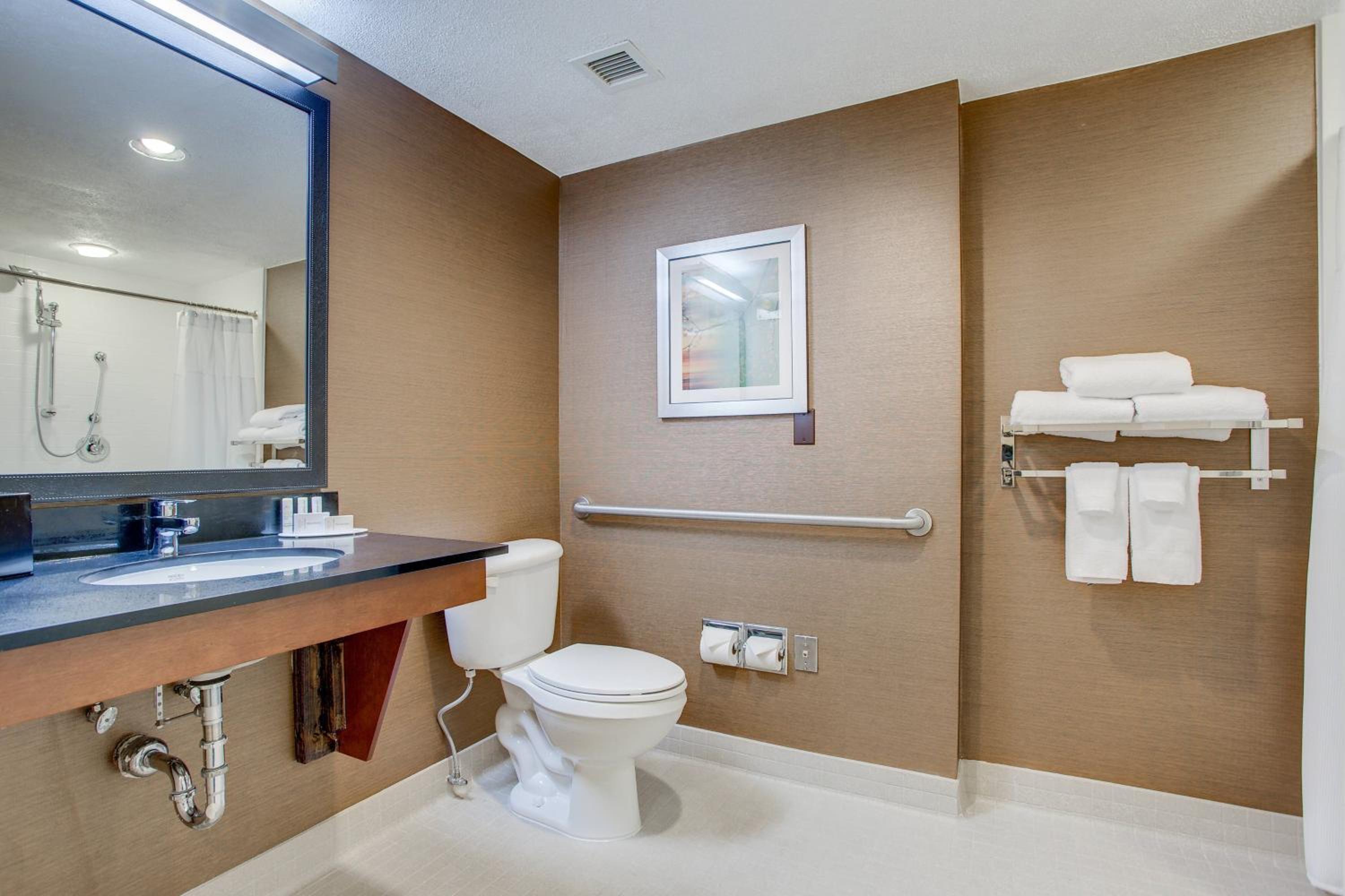 Queen Room with Bathtub - Mobility Access/Hearing Accessible - Photo 8