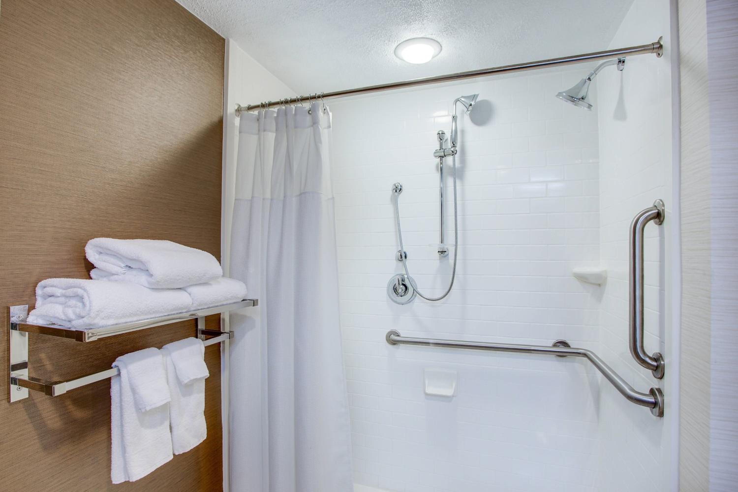 Queen Room with Bathtub - Mobility Access/Hearing Accessible - Photo 9