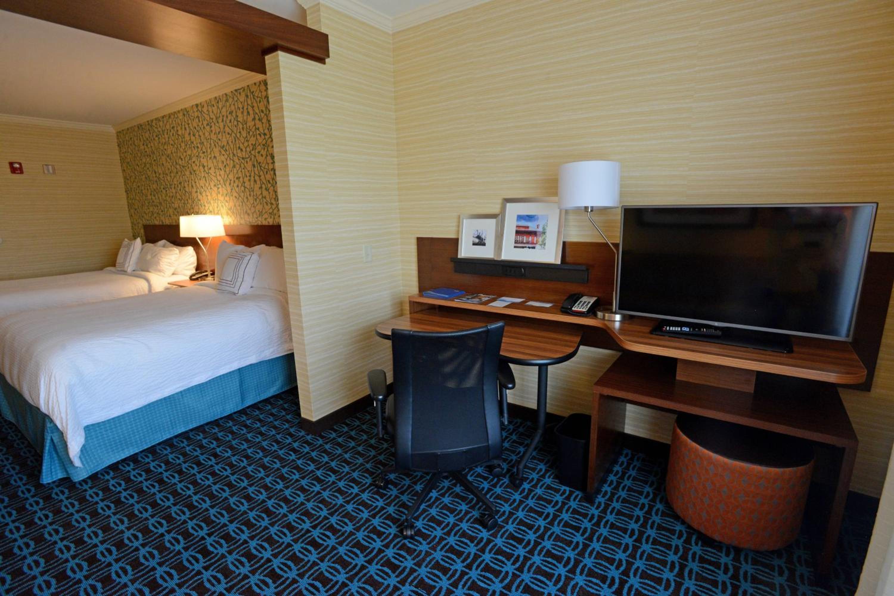 Queen Suite with Two Queen Beds and Sofa Bed photo 3