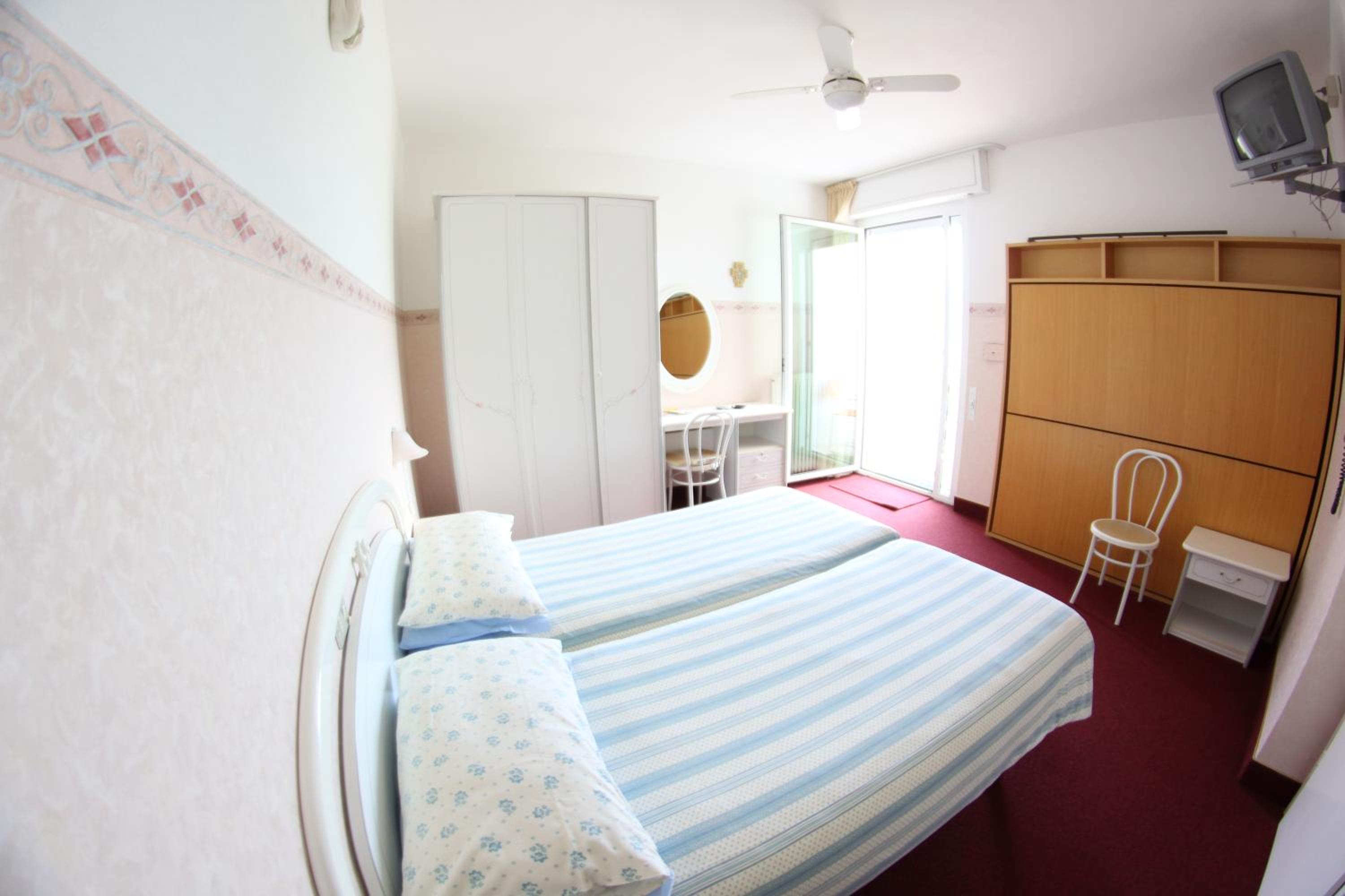 Twin Room with Extra Bed photo 1