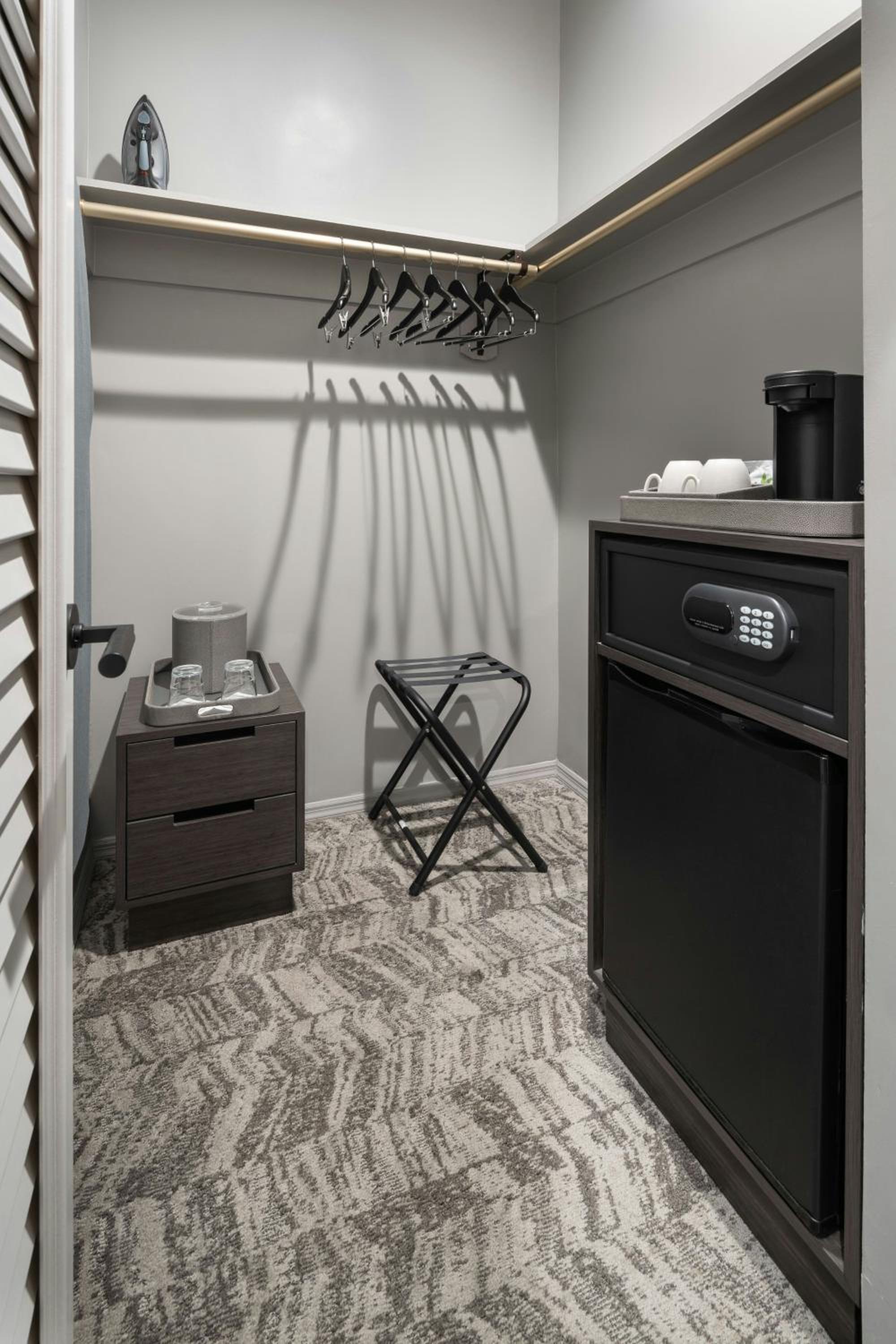 Deluxe Double Suite with Two Double Beds, Bay Window and Sofa Bed - Photo 4