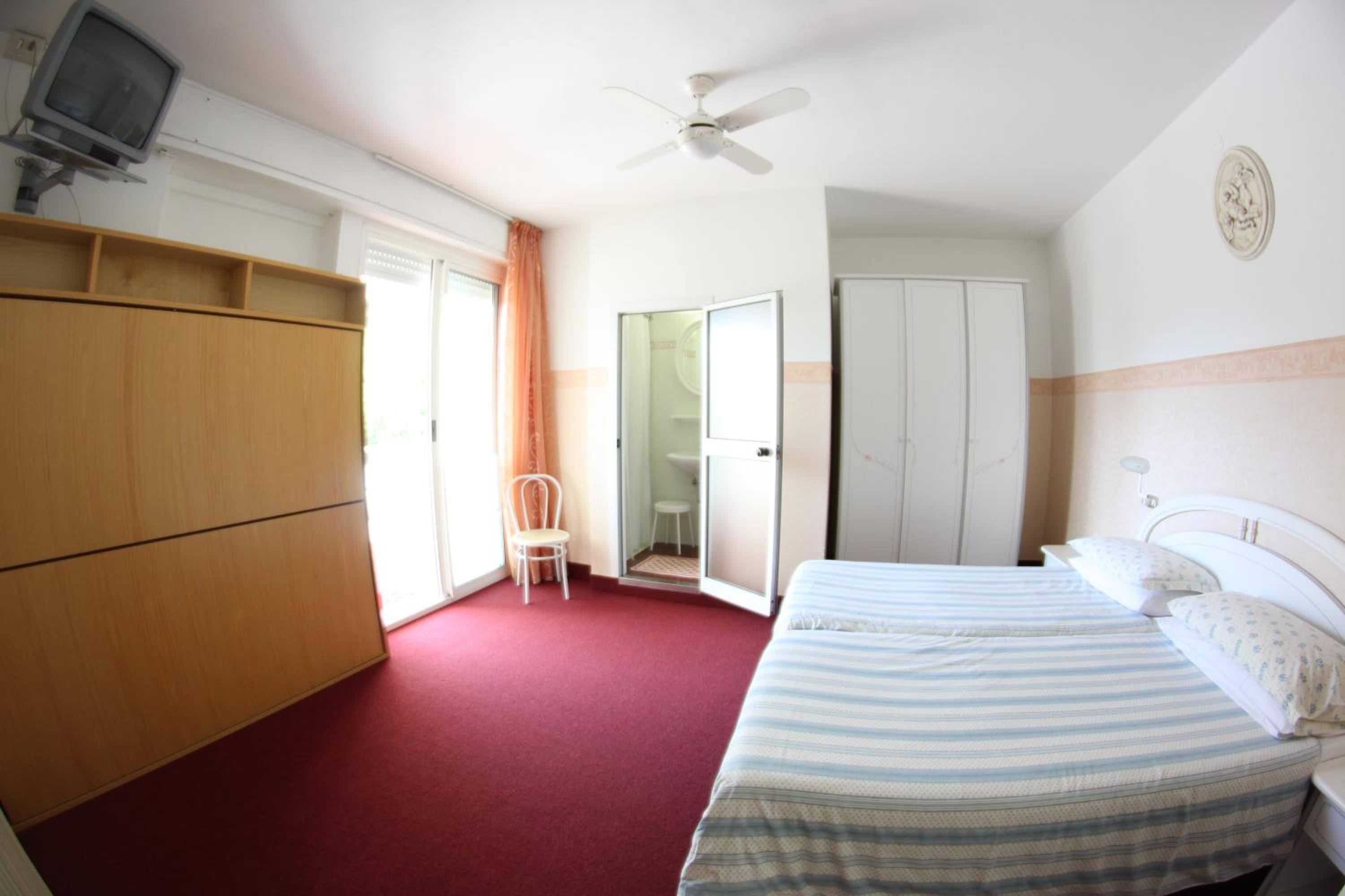 Twin Room with Extra Bed photo 3