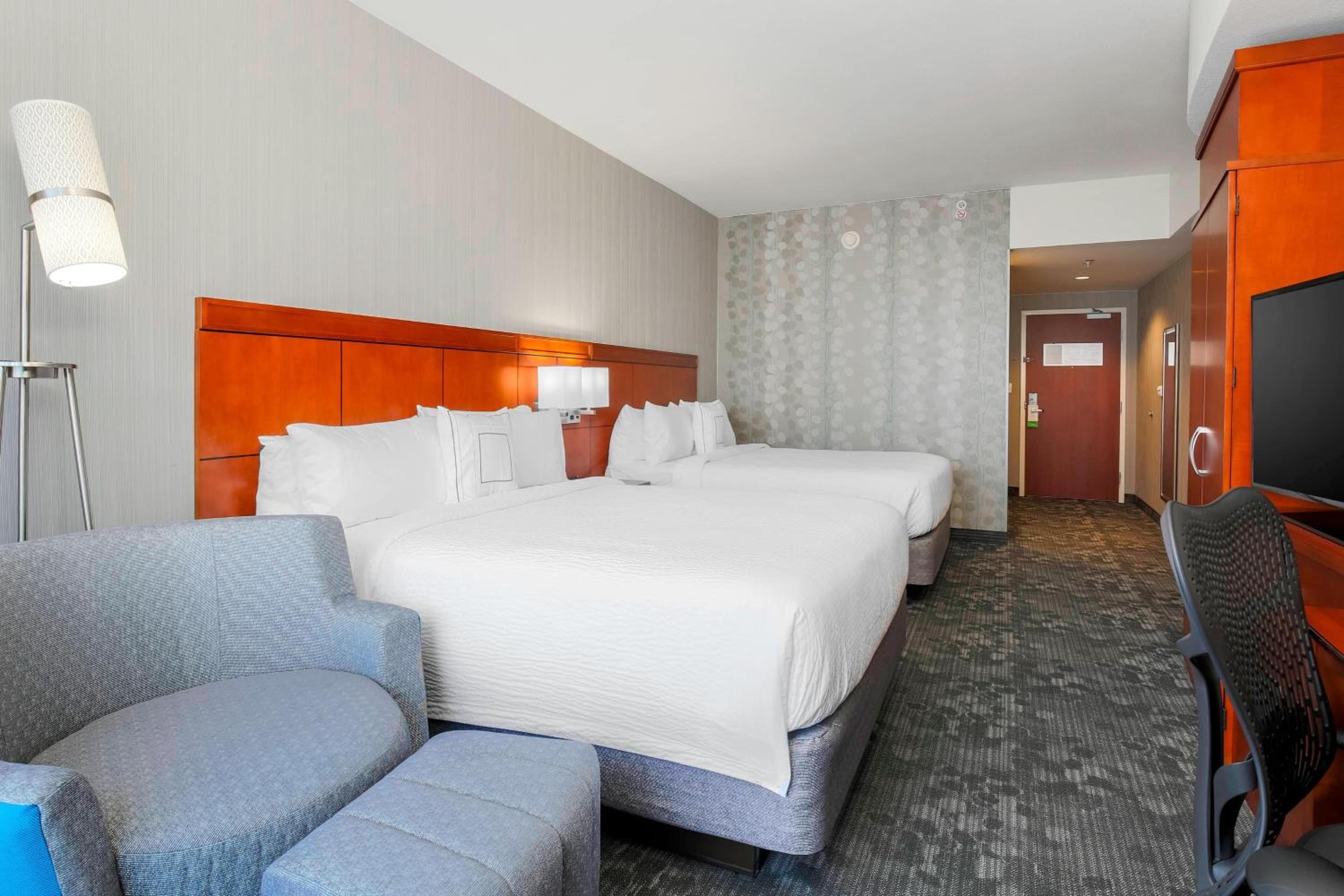 Queen Room with Two Queen Beds - Photo 2