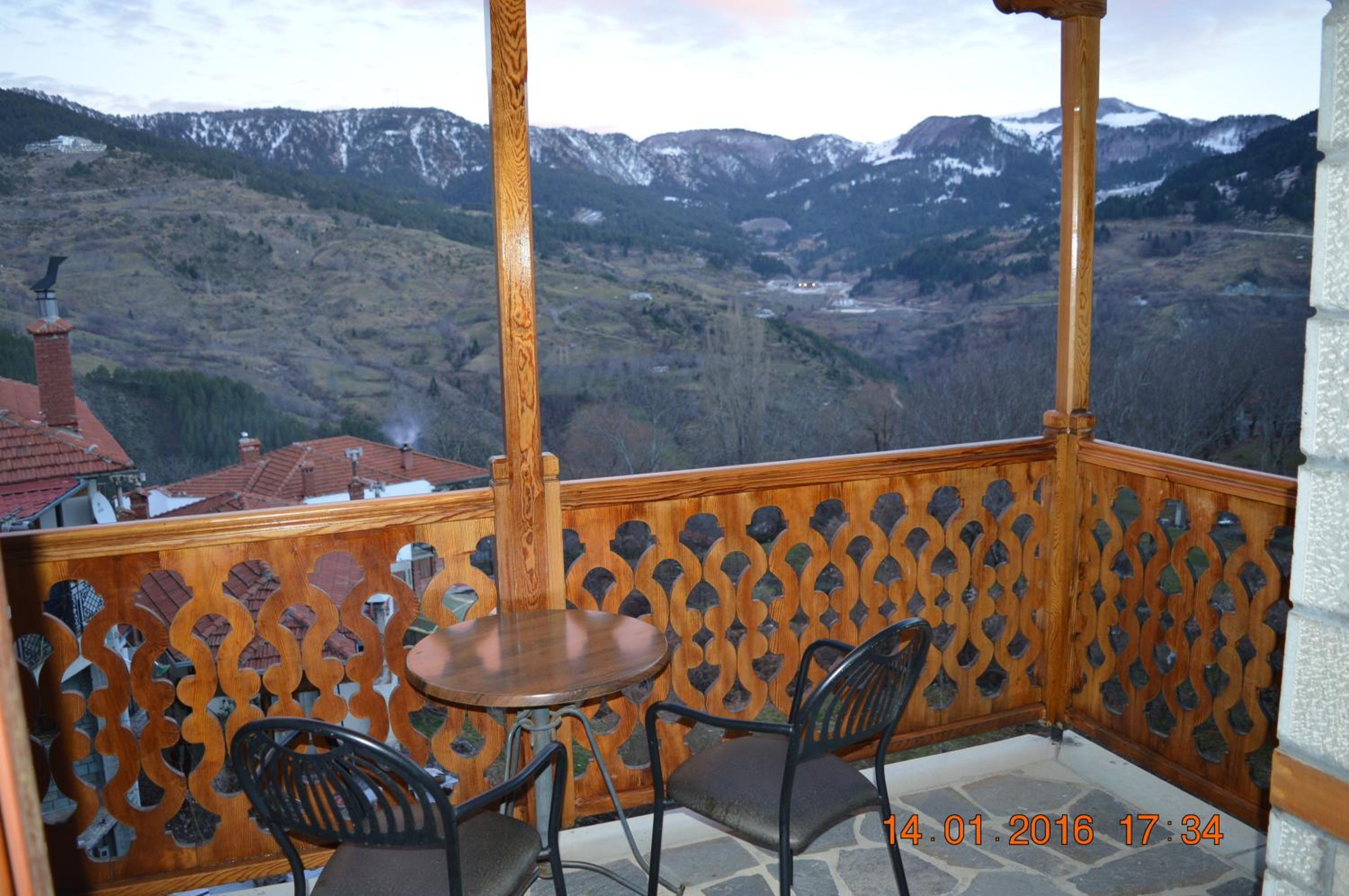 Apartment with Mountain View and Fireplace - Photo 10