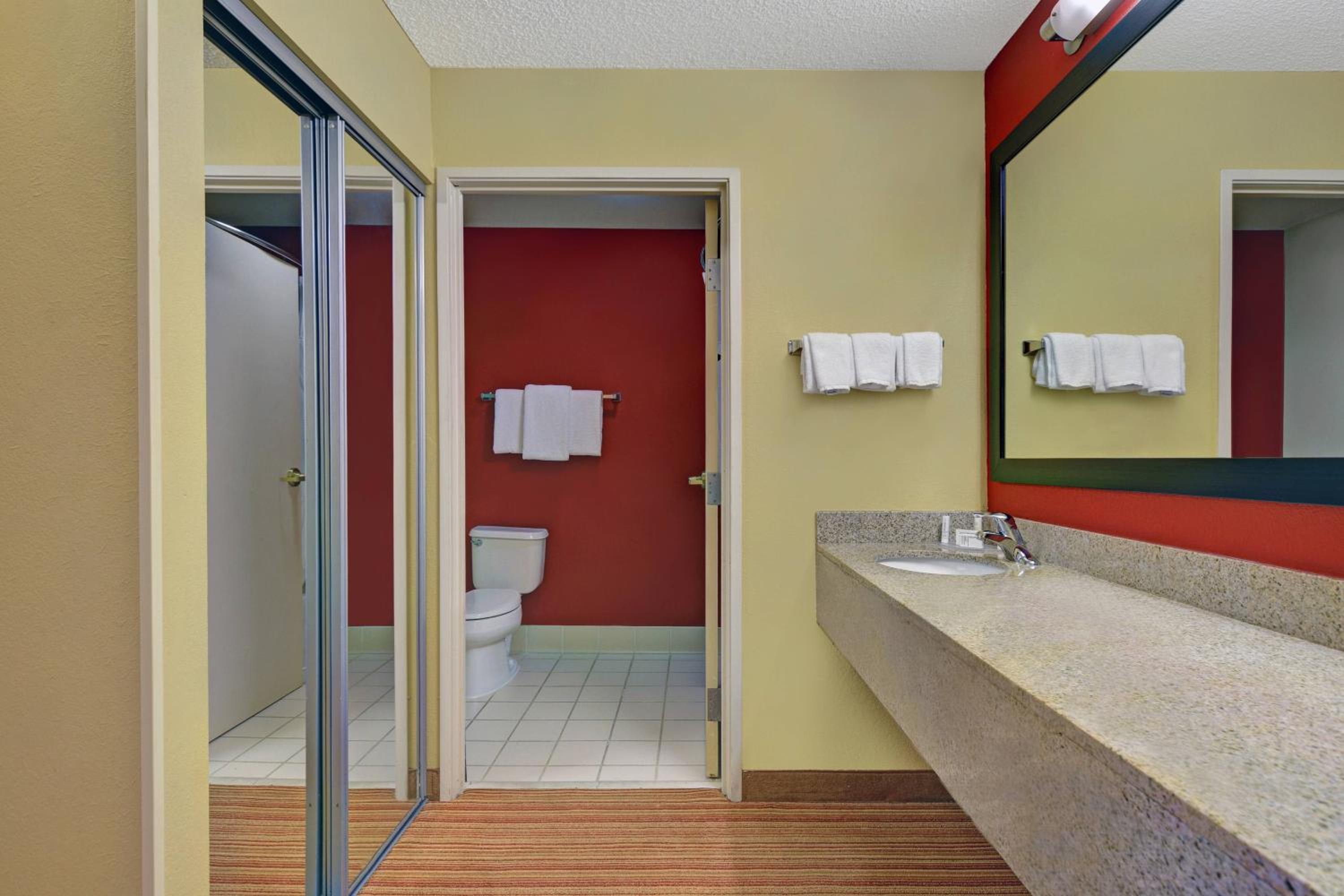 One-Bedroom King Suite - Hearing Accessible photo 3