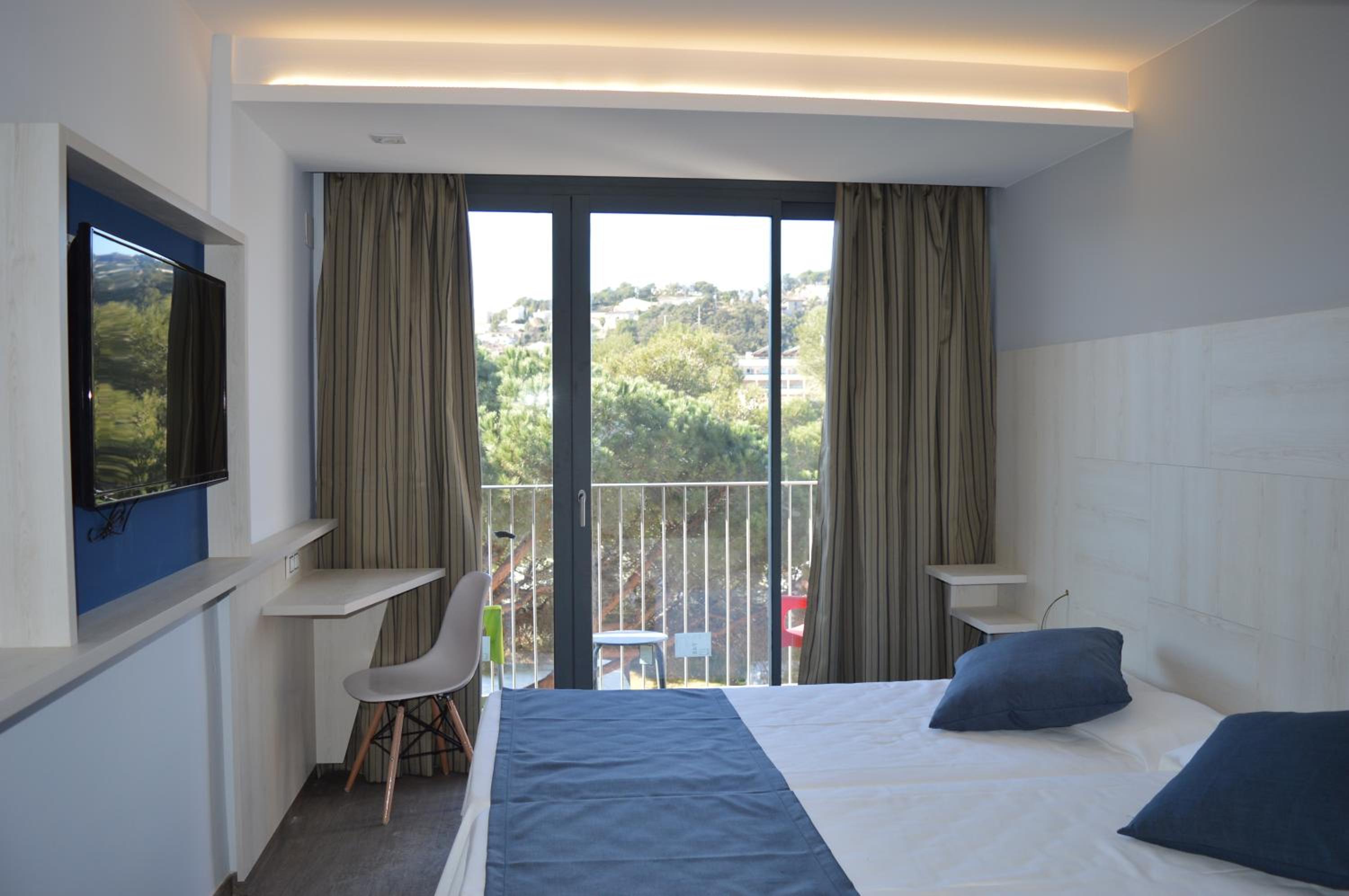 Double or Twin Room with Balcony - Photo 6