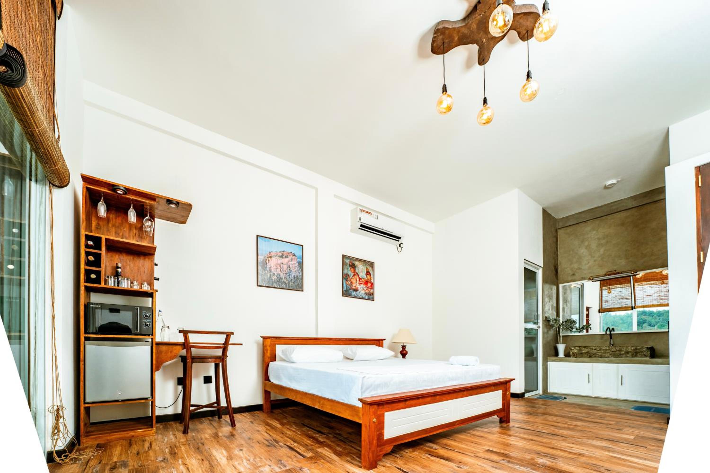 Deluxe Double Room with Balcony photo 3