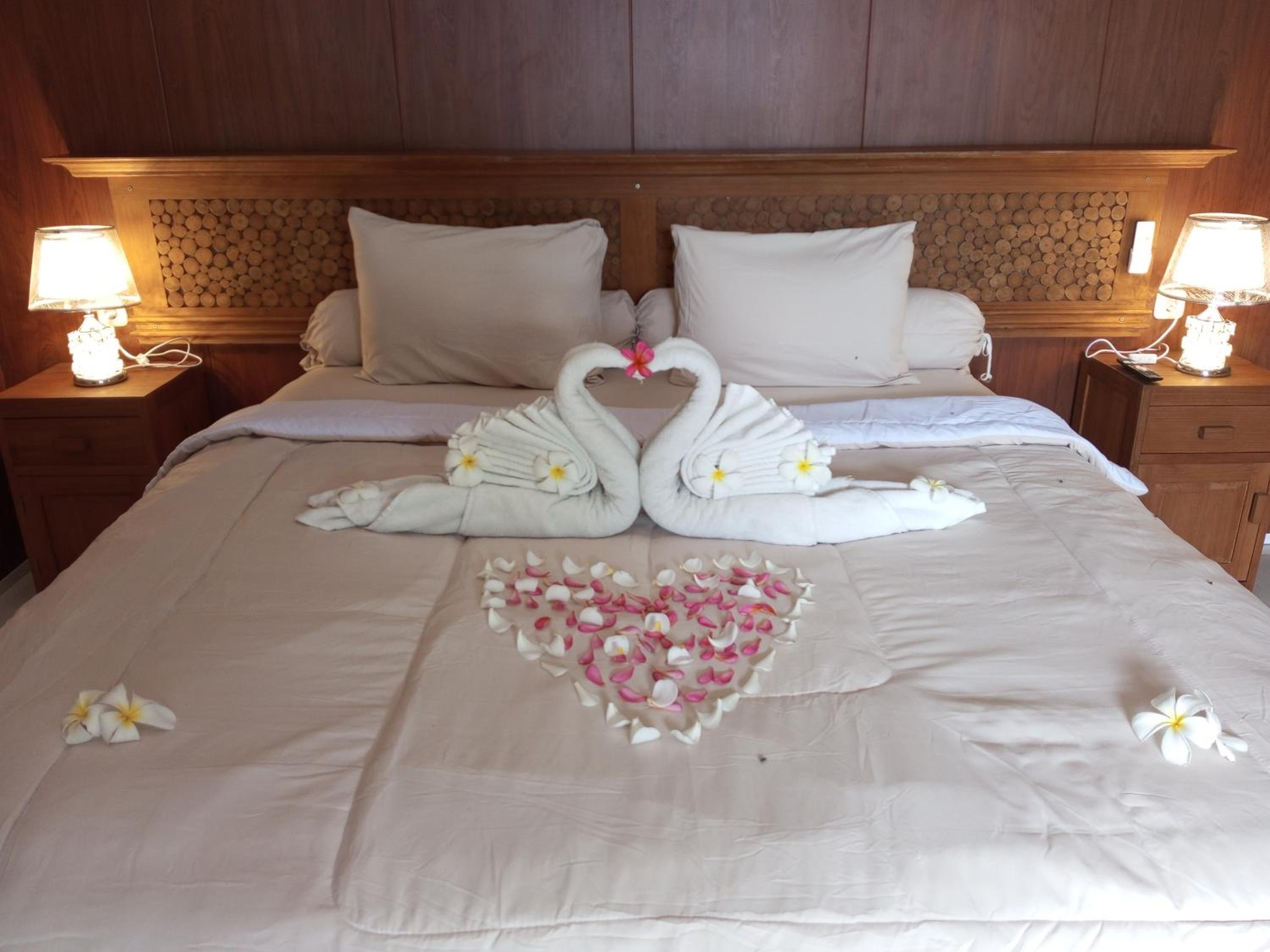 King Room with Pool View - Photo 13