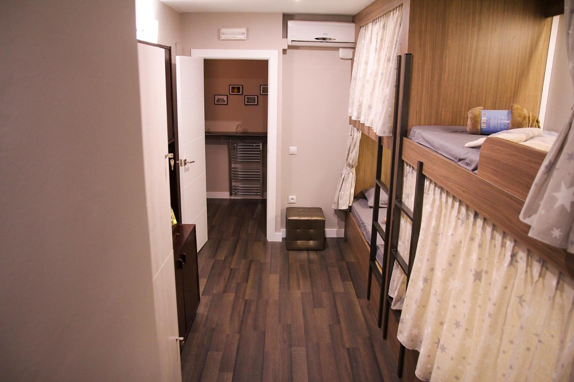 Bed in 4-Bed Mixed Dormitory Room photo 2