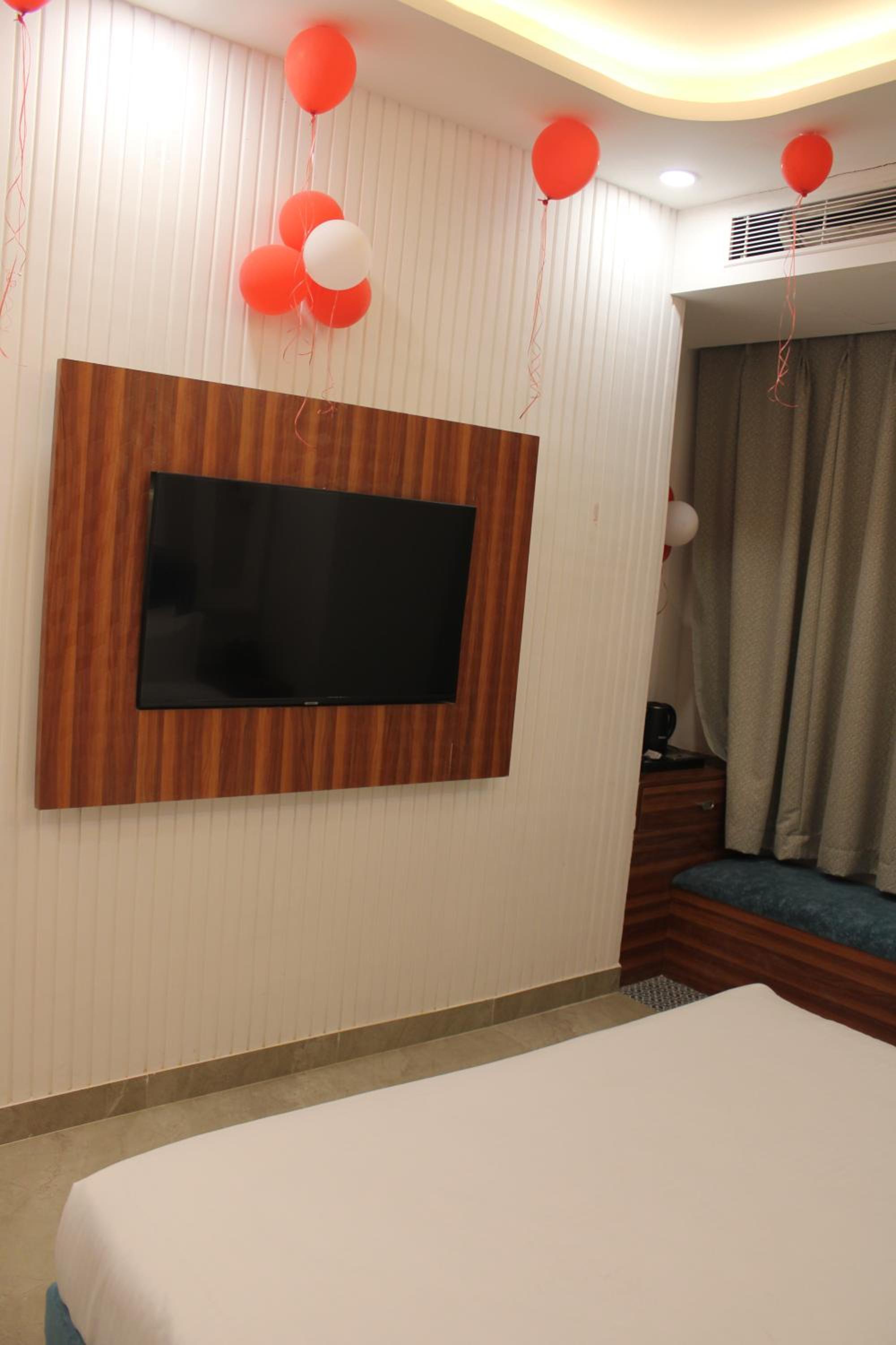Deluxe Double Room (2 Adults + 1 Child) - Photo 5