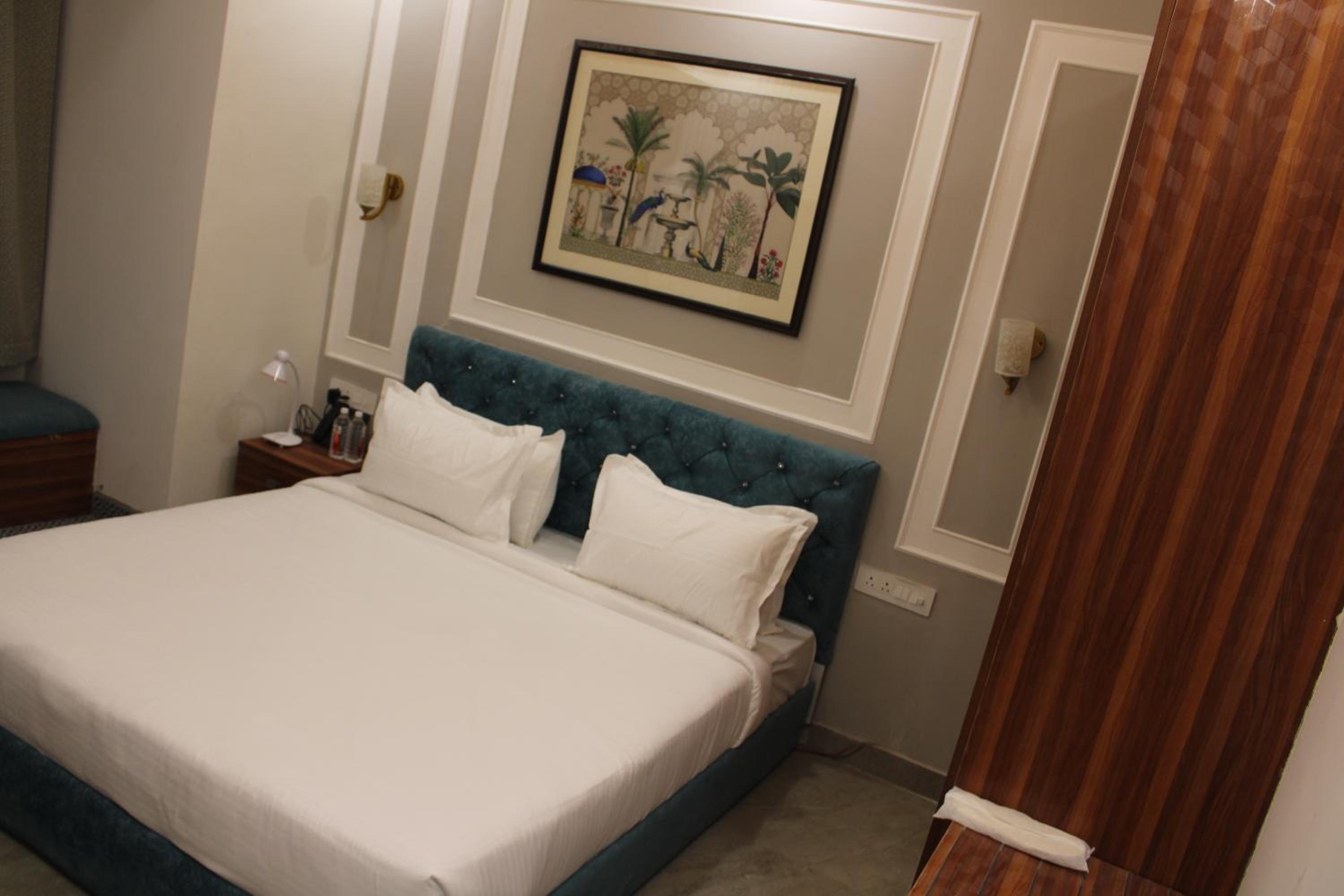 Deluxe Double Room (2 Adults + 1 Child) - Photo 2