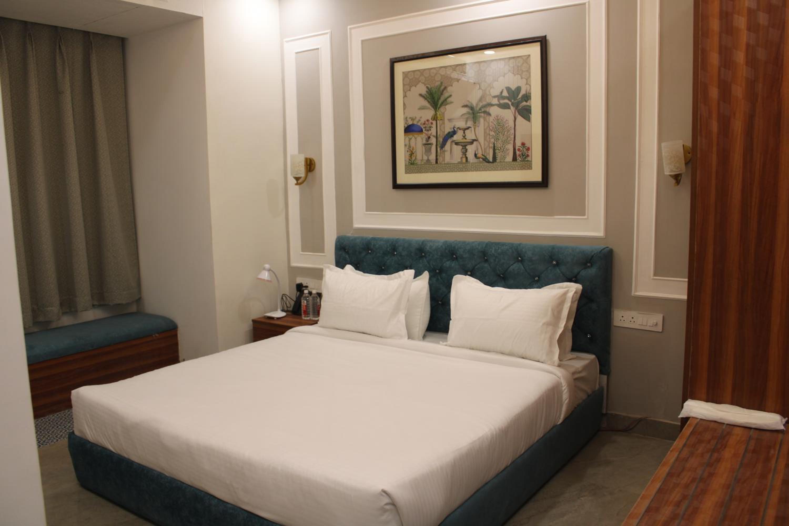 Deluxe Double Room (2 Adults + 1 Child) - Photo 1