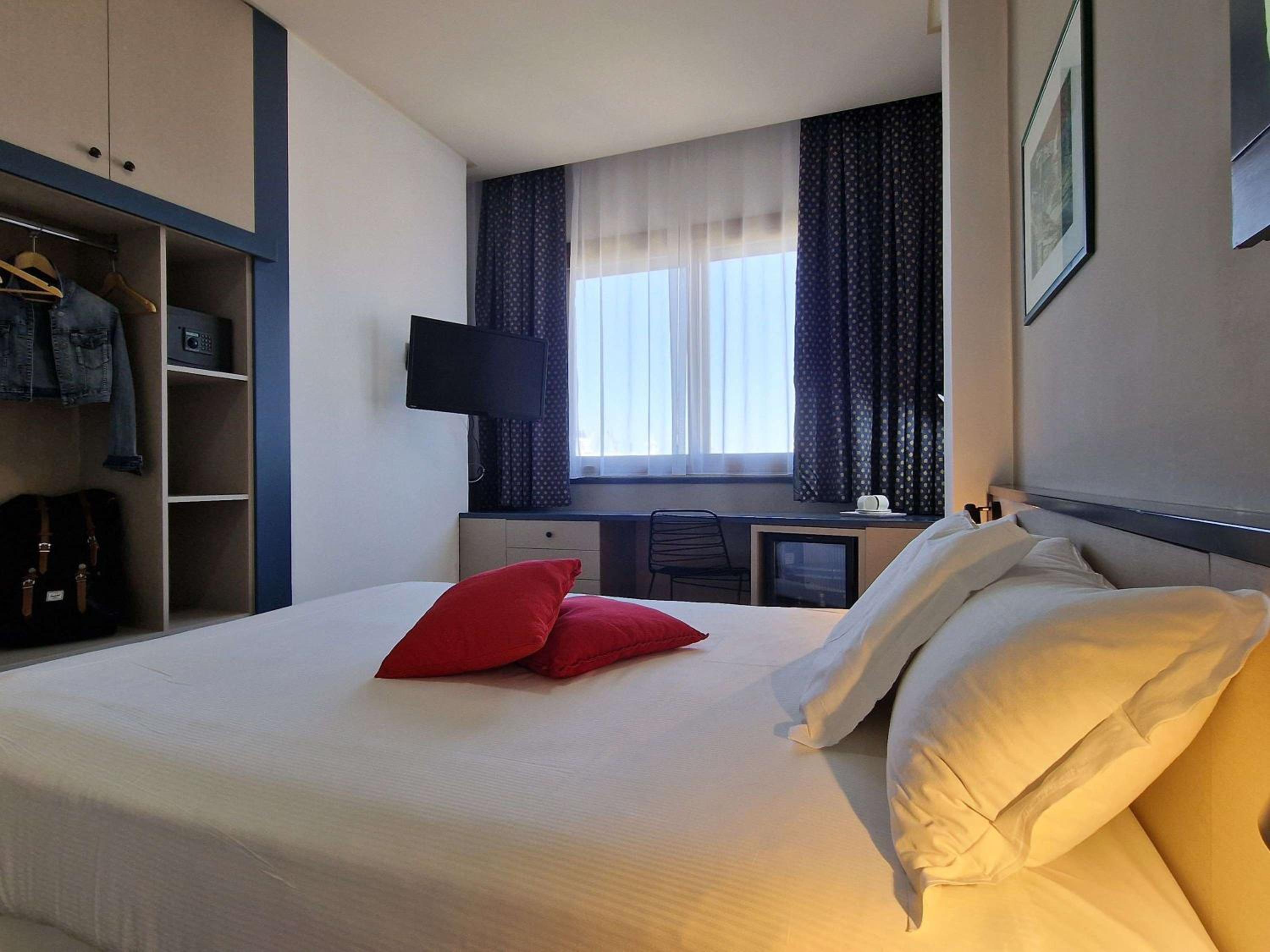 Standard Double Room with Harbor View - Photo 1