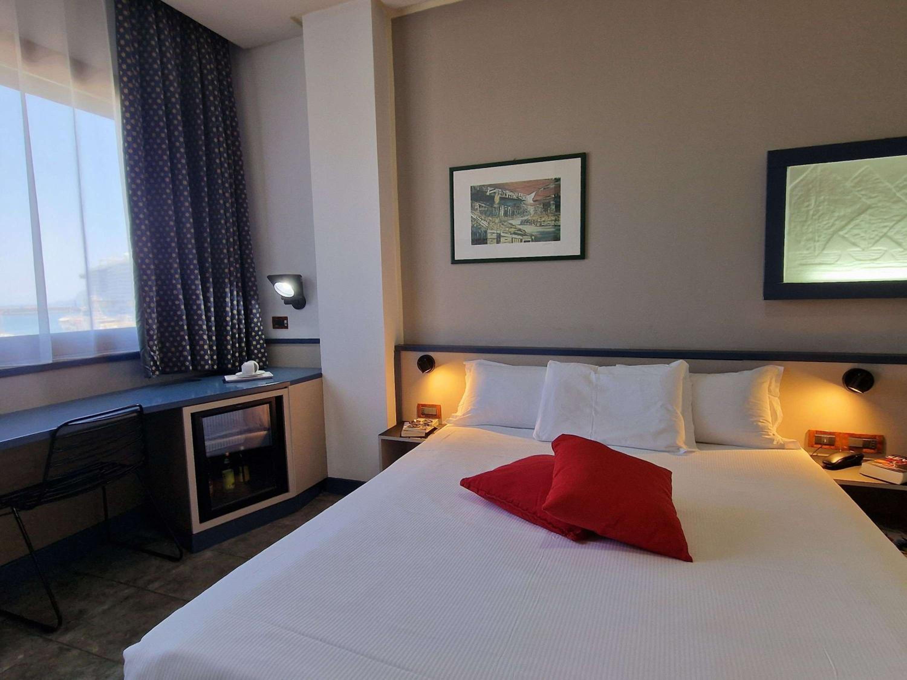 Standard Double Room with Harbor View - Photo 3
