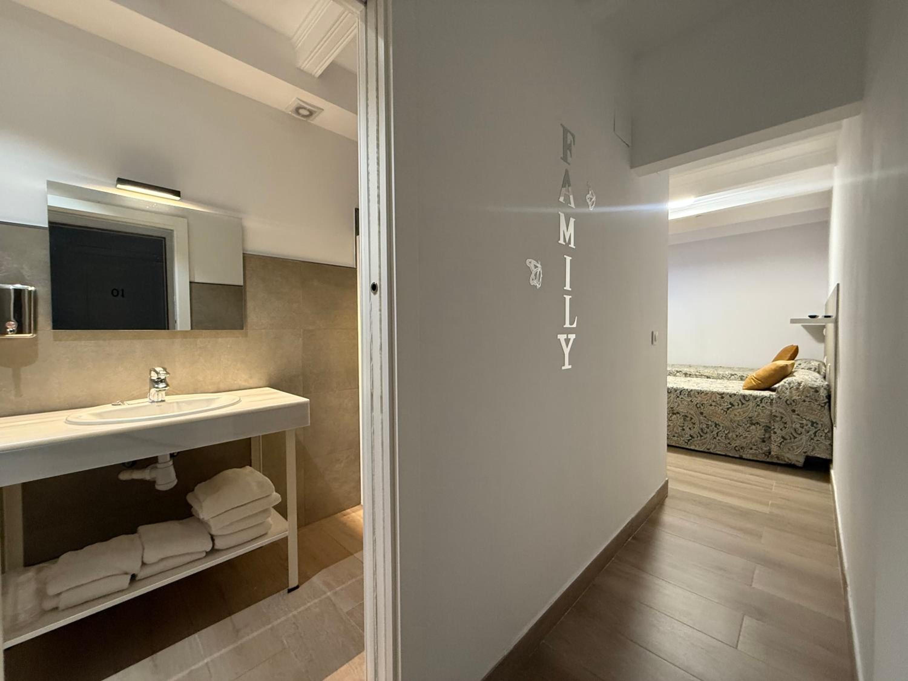 Family Double Room - Photo 2