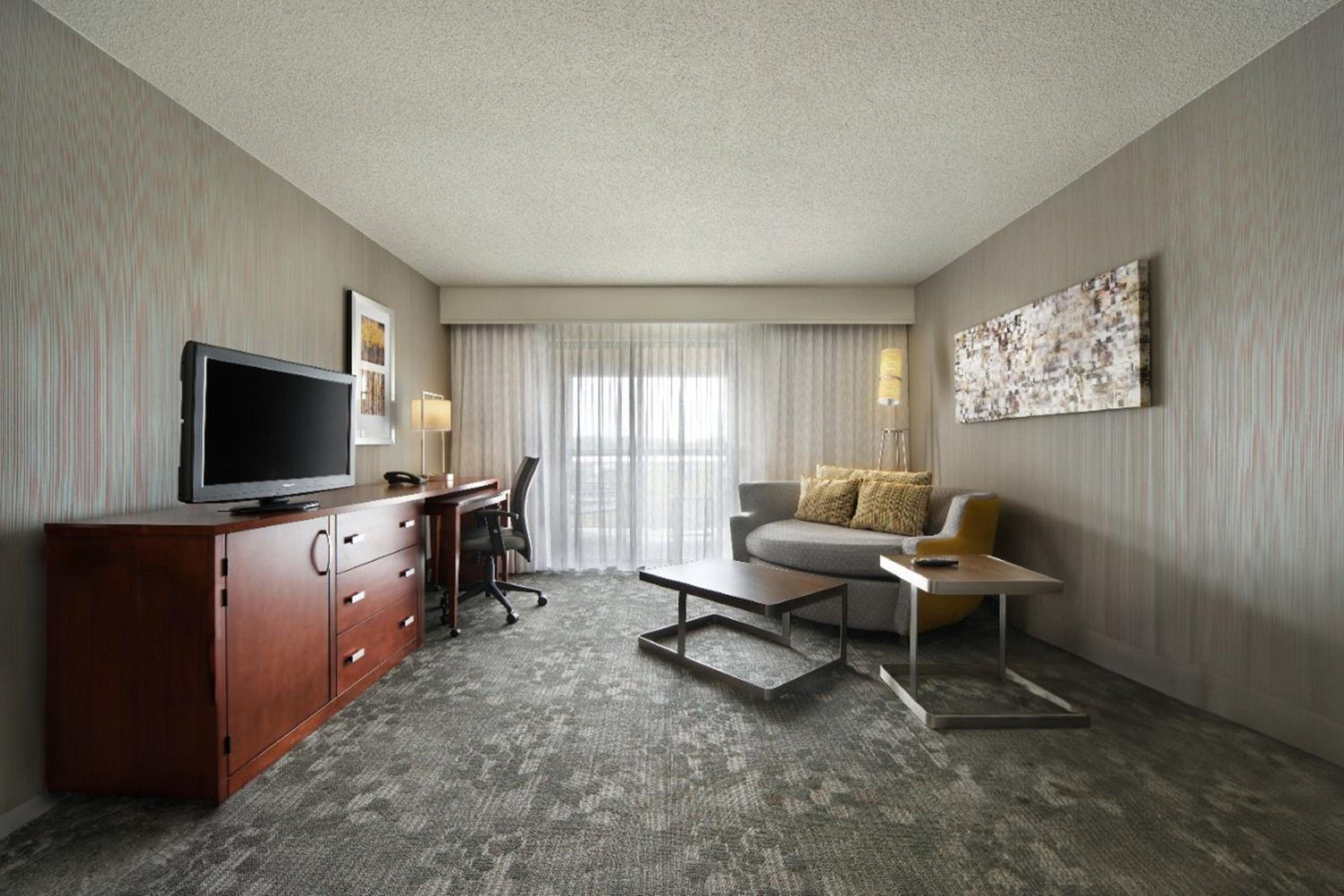 Guest room, 1 King, Sofa bed, Balcony - Photo 2