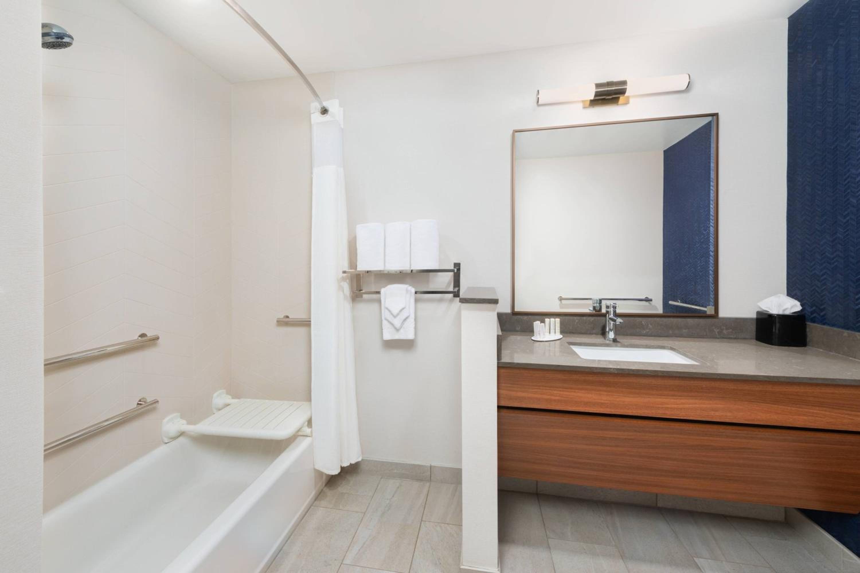 Queen Room with Two Queen Beds and Adapted Tub - Mobility and Hearing Accessible - Photo 2
