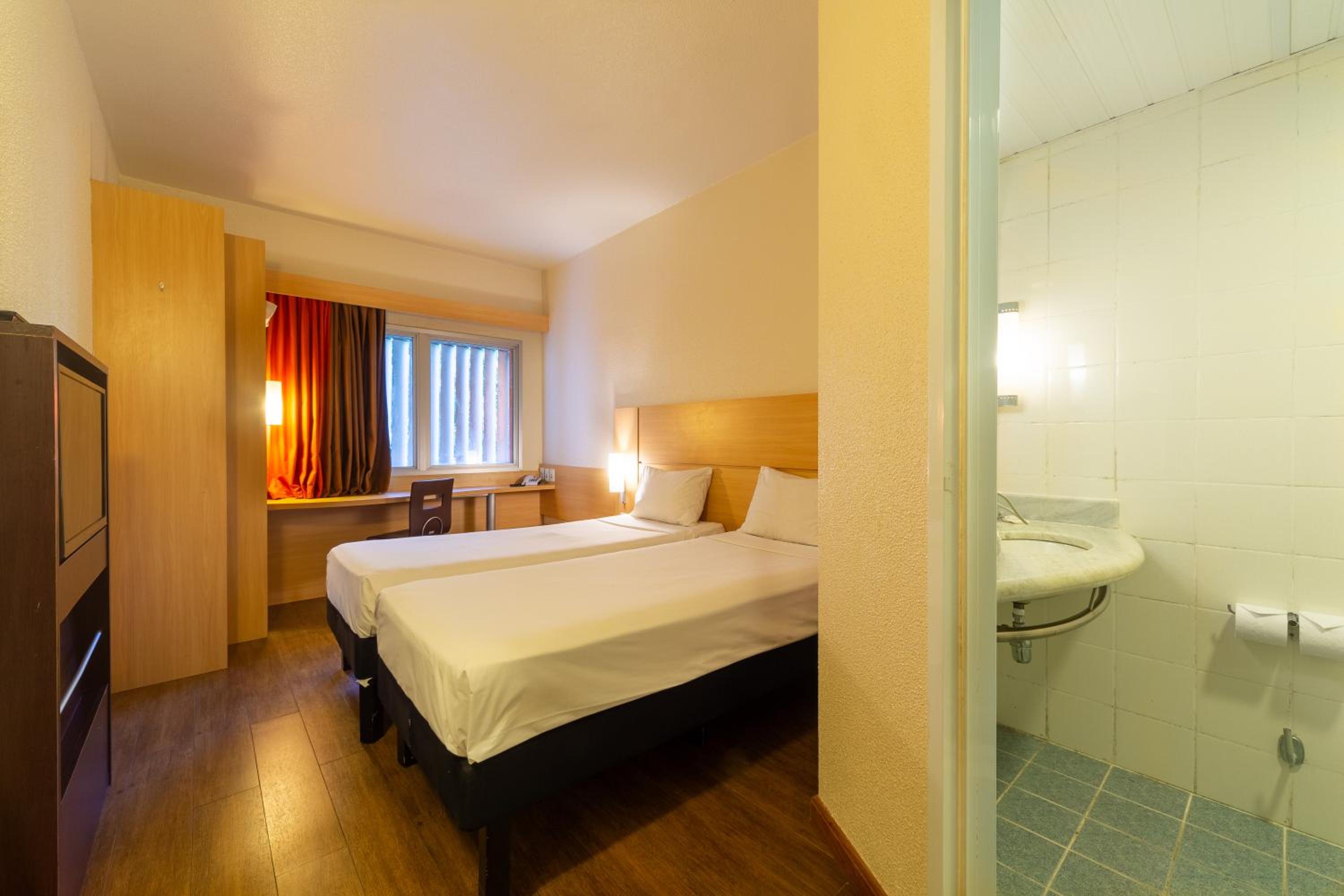 Standard Twin Room - Photo 5