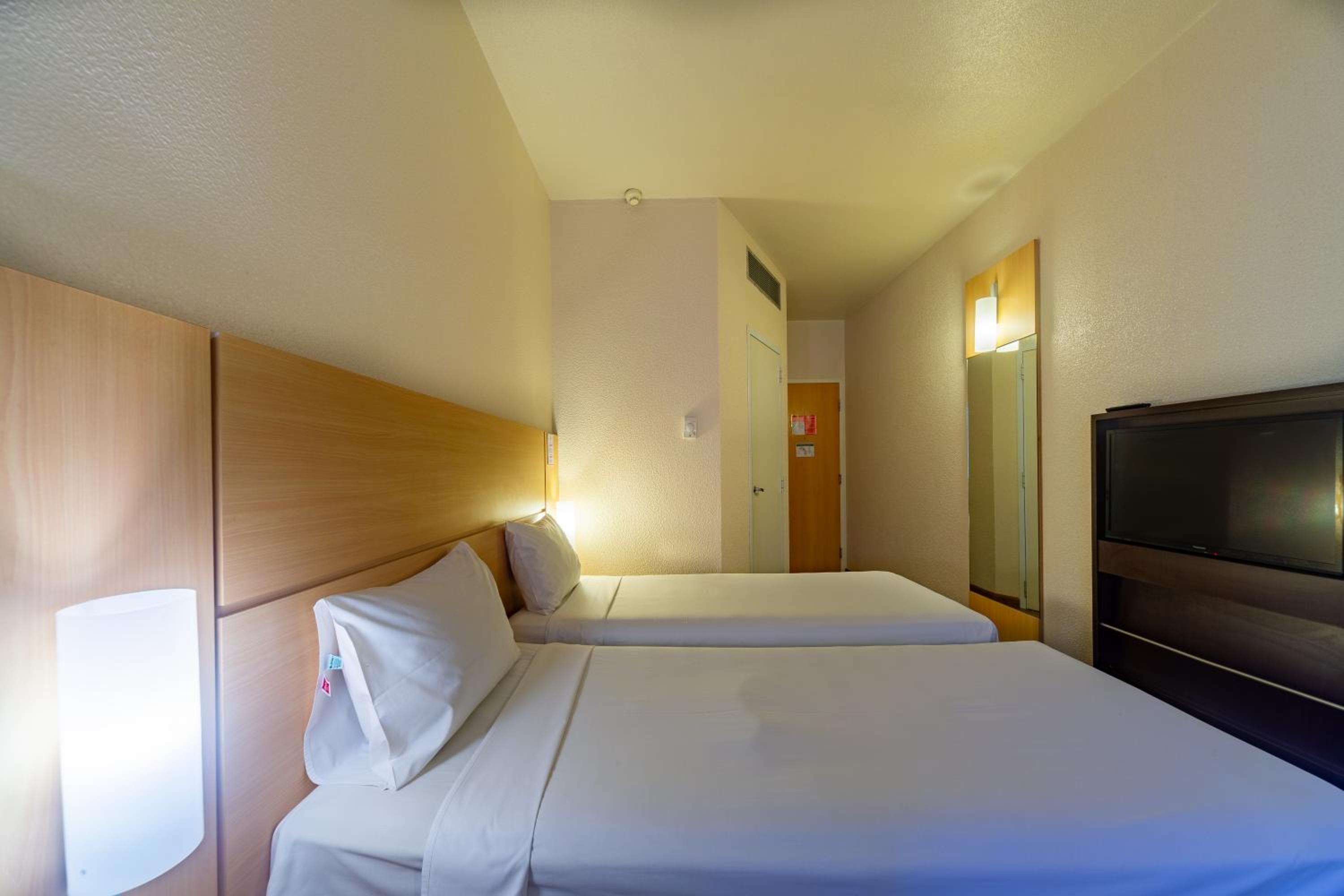 Standard Twin Room - Photo 7