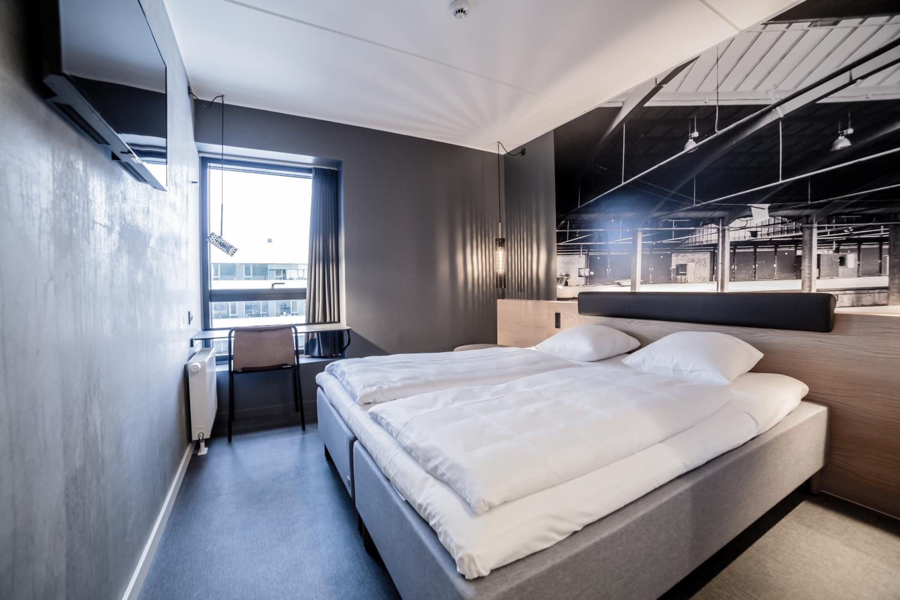 Standard King Room with Roll-In Shower