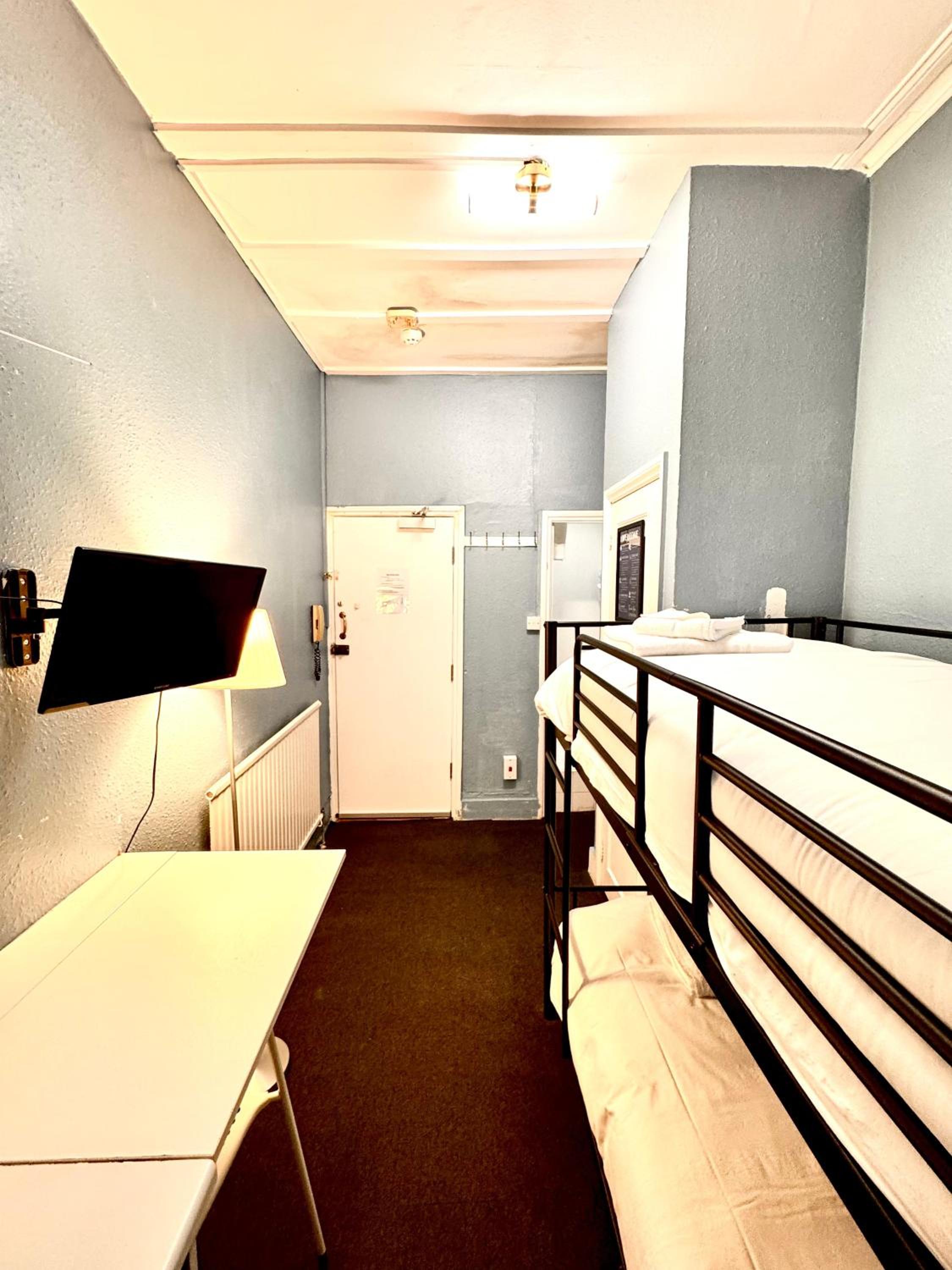 Twin Room with Shared Toilet photo 2