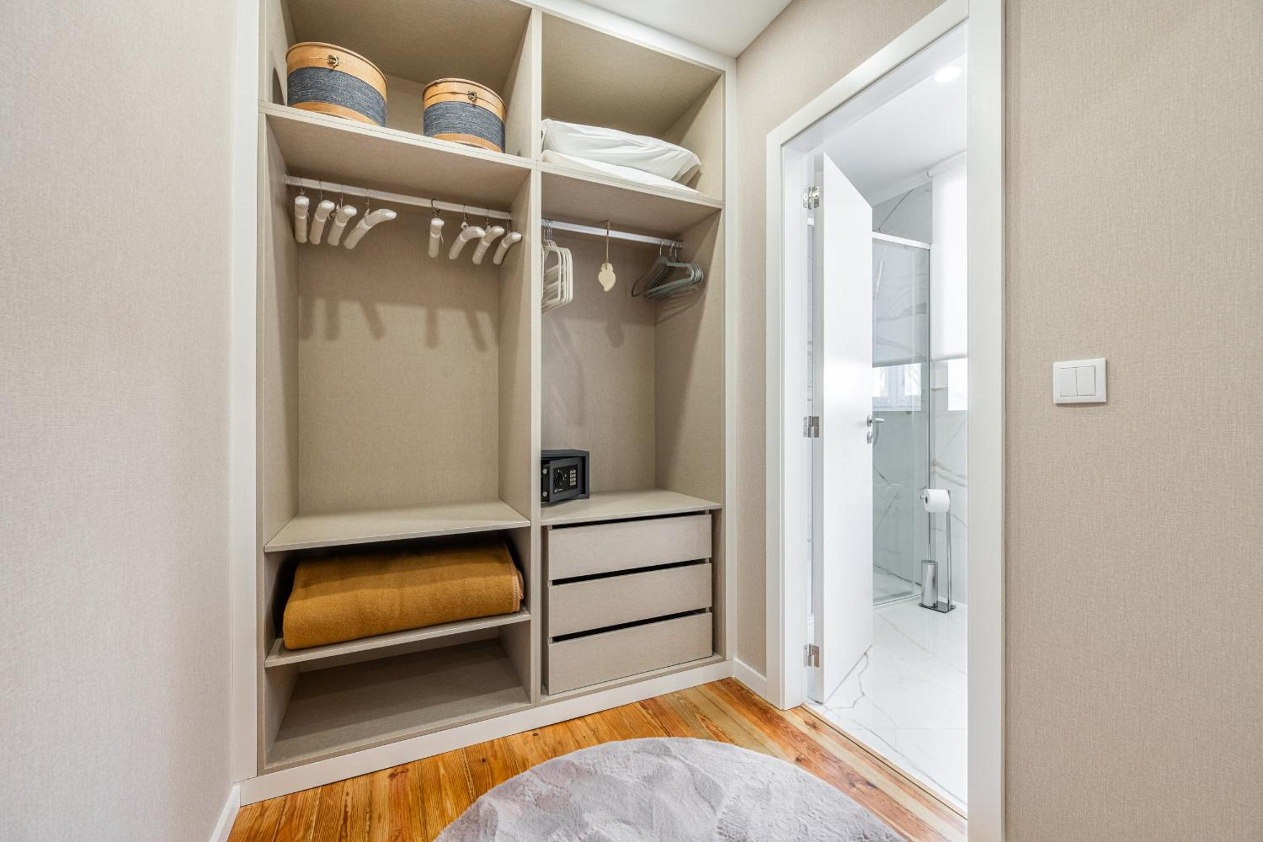 Three-Bedroom Apartment with Balcony photo 3