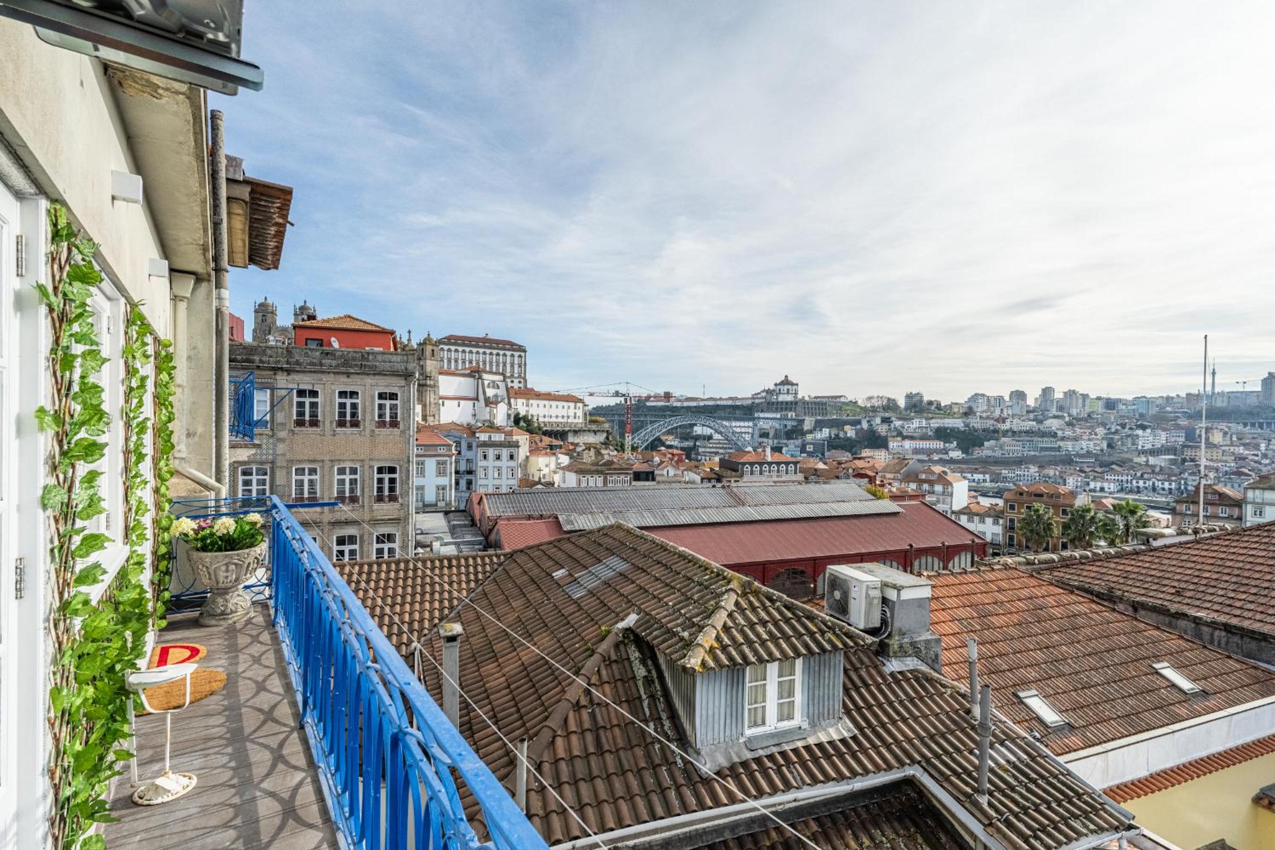 Three-Bedroom Apartment with Balcony