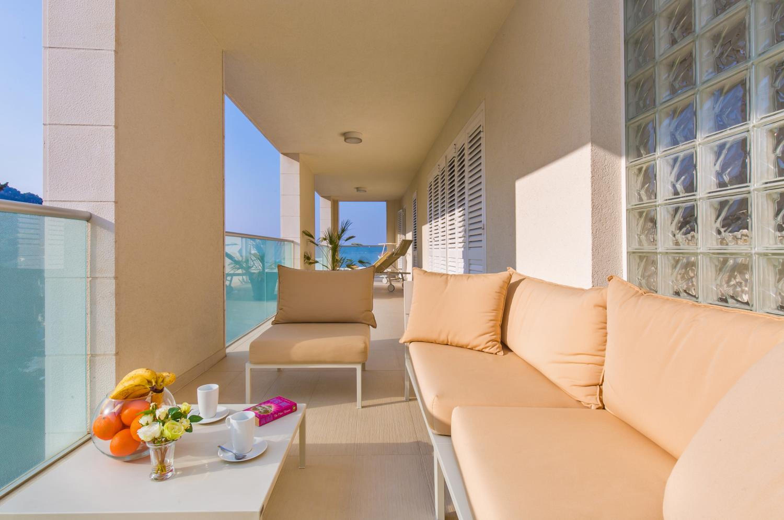 Deluxe Three-Bedroom Apartment with Terrace and Partial Sea View photo 2