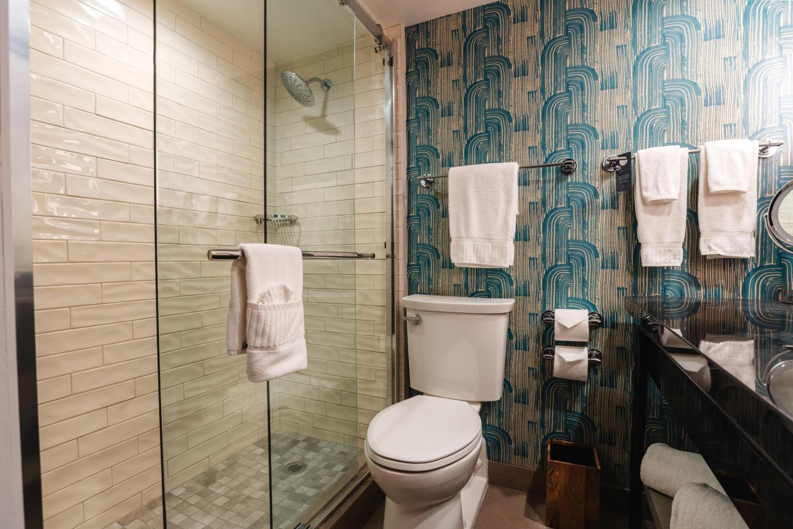 Queen Room with Adapted Tub - Mobility and Hearing Accessible