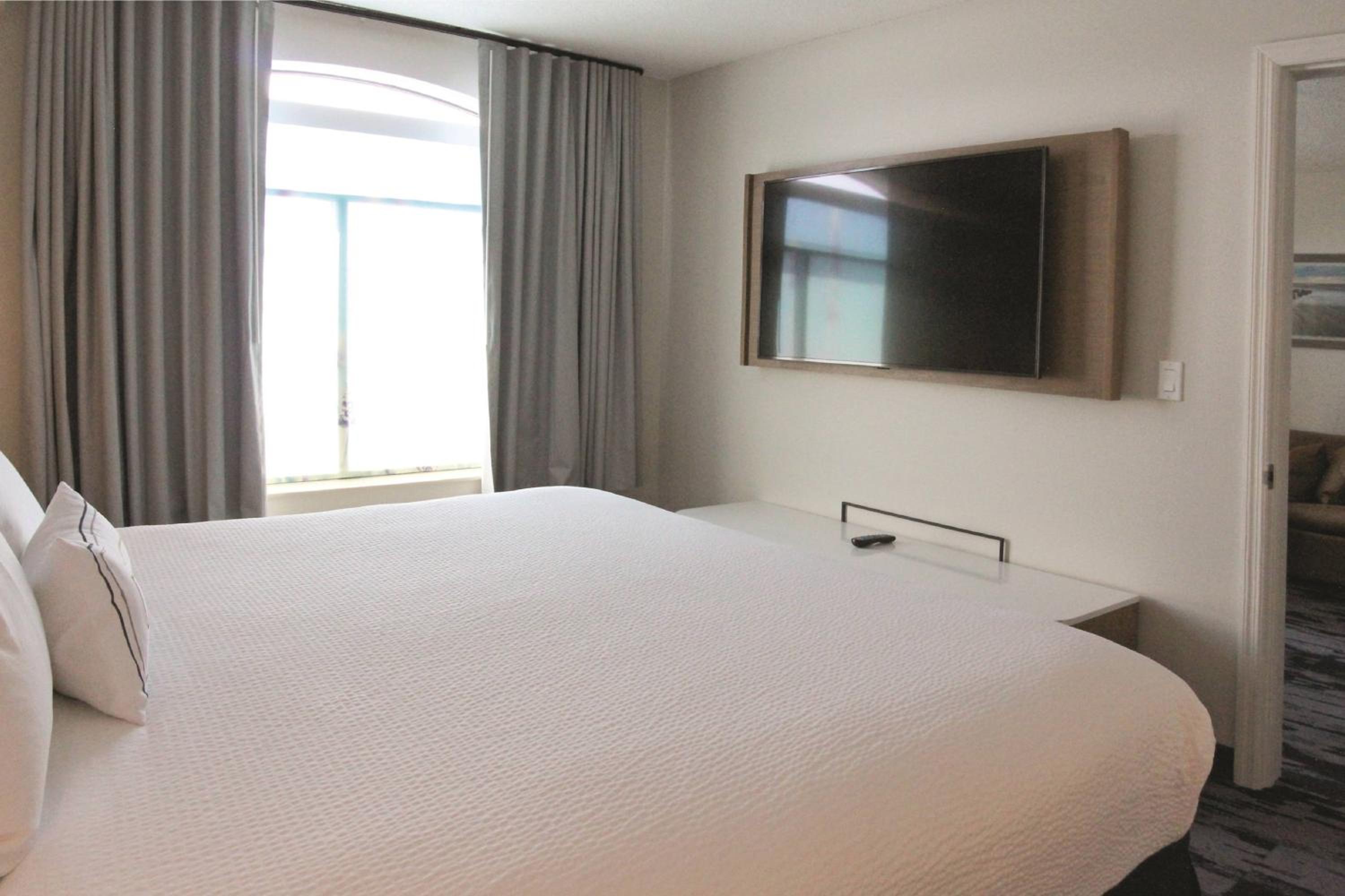 King Suite with Roll-In Shower - Mobility Access - Photo 1